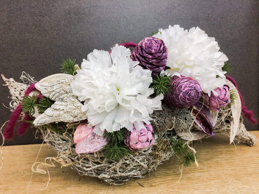 Grabgesteck Grabschmuck Allerheiligen Totensonntag Nelken Exoten Zapfen Gesteck Grab – handgemacht aus Seiden- und Kunstblumen, langlebig & pflegeleicht von SarahsFlowerStudio