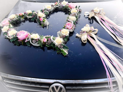 Autoschmuck Set 3 Teilig Herz und Schleifen Autodekoration Autoblumenschmuck Gesteck Hochzeit Pfingstrosen Rose Efeu Schleifen Modern Edel – handgemacht aus Seiden- und Kunstblumen, langlebig & pflegeleicht von SarahsFlowerStudio
