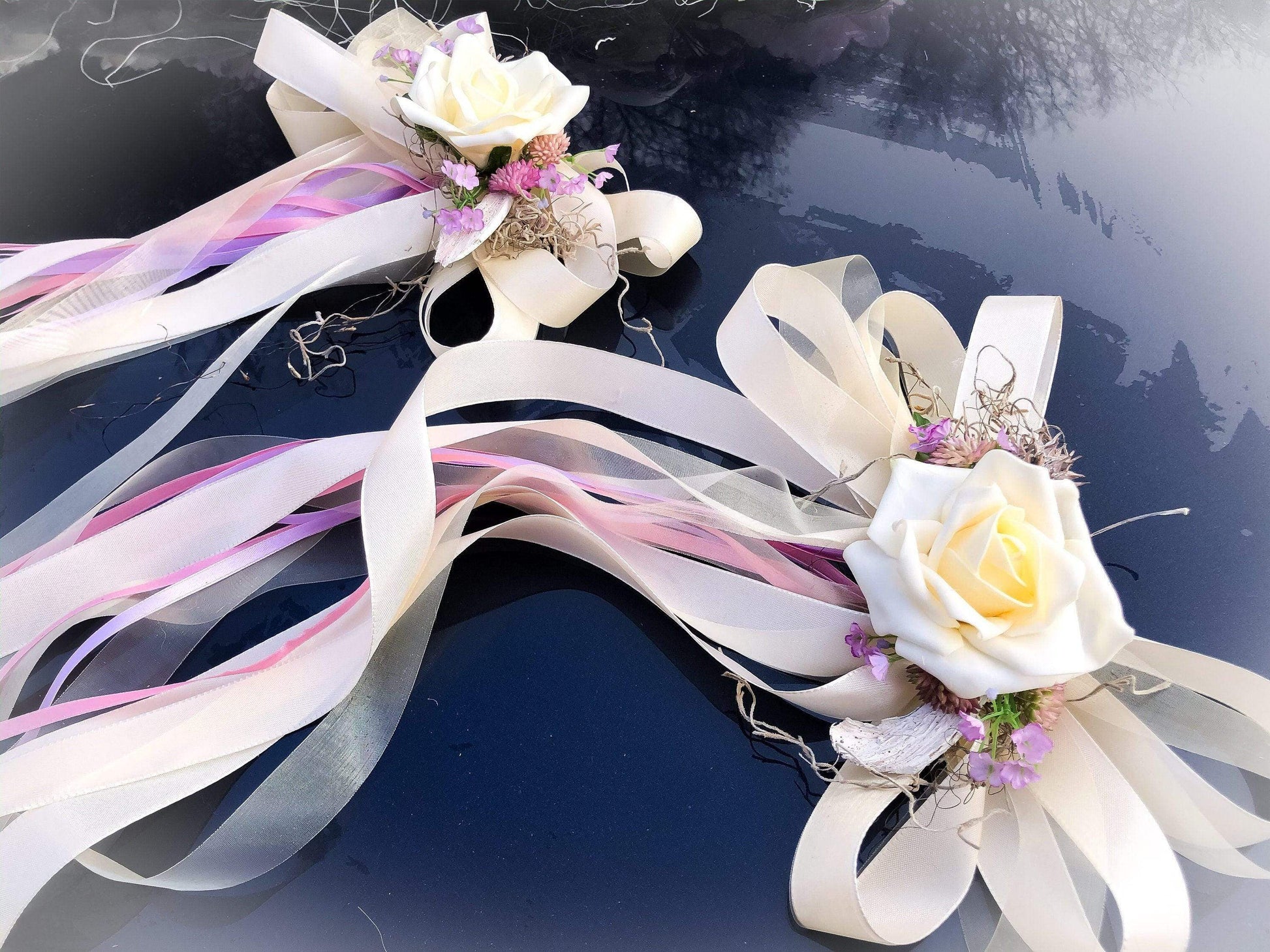 Autoschmuck Set 3 Teilig Herz und Schleifen Autodekoration Autoblumenschmuck Gesteck Hochzeit Pfingstrosen Rose Efeu Schleifen Modern Edel – handgemacht aus Seiden- und Kunstblumen, langlebig & pflegeleicht von SarahsFlowerStudio
