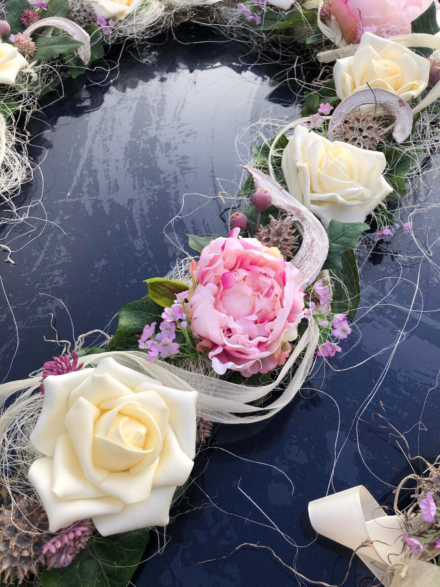 Autoschmuck Set 3 Teilig Herz und Schleifen Autodekoration Autoblumenschmuck Gesteck Hochzeit Pfingstrosen Rose Efeu Schleifen Modern Edel – handgemacht aus Seiden- und Kunstblumen, langlebig & pflegeleicht von SarahsFlowerStudio
