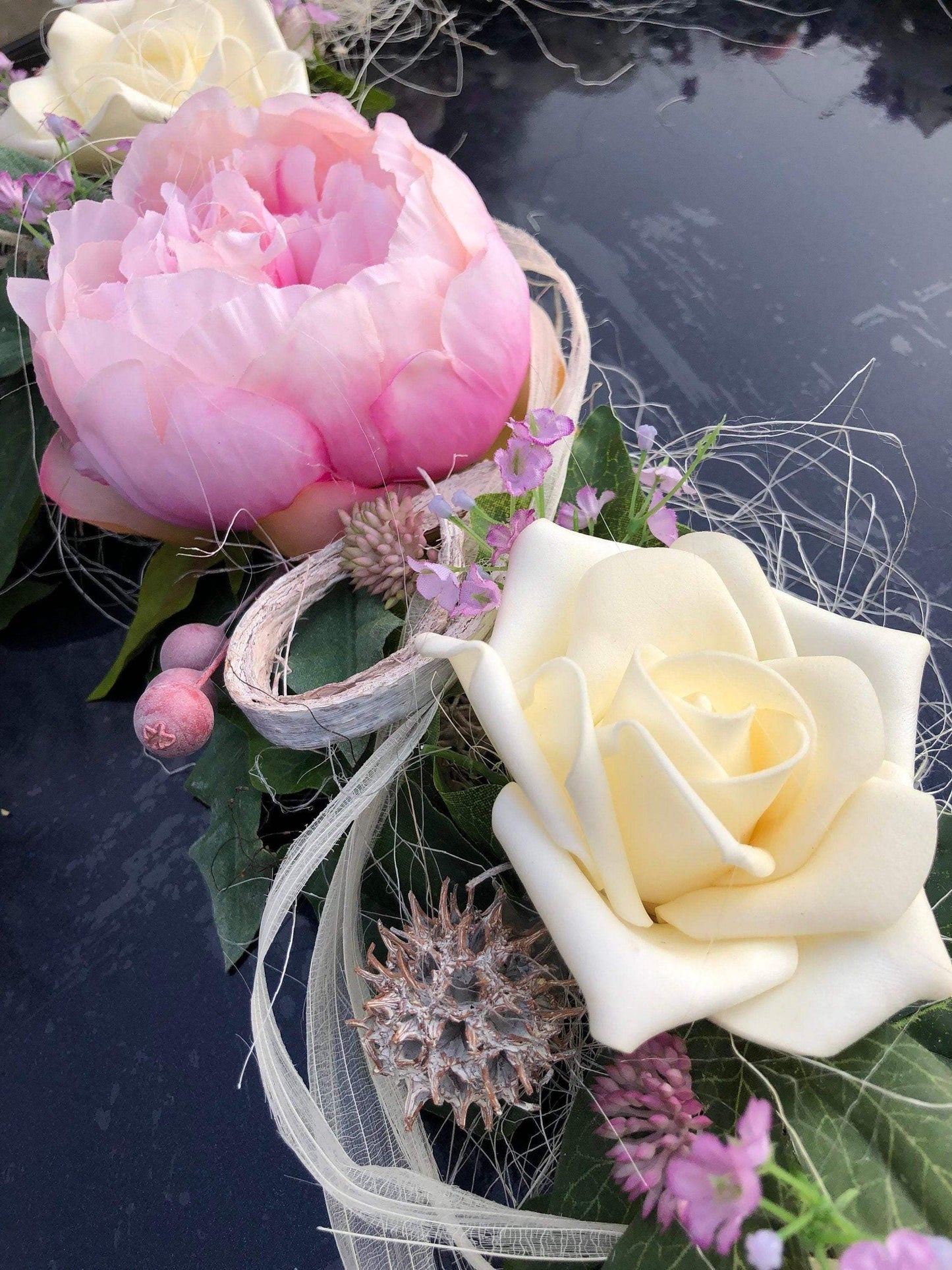 Autoschmuck Set 3 Teilig Herz und Schleifen Autodekoration Autoblumenschmuck Gesteck Hochzeit Pfingstrosen Rose Efeu Schleifen Modern Edel – handgemacht aus Seiden- und Kunstblumen, langlebig & pflegeleicht von SarahsFlowerStudio