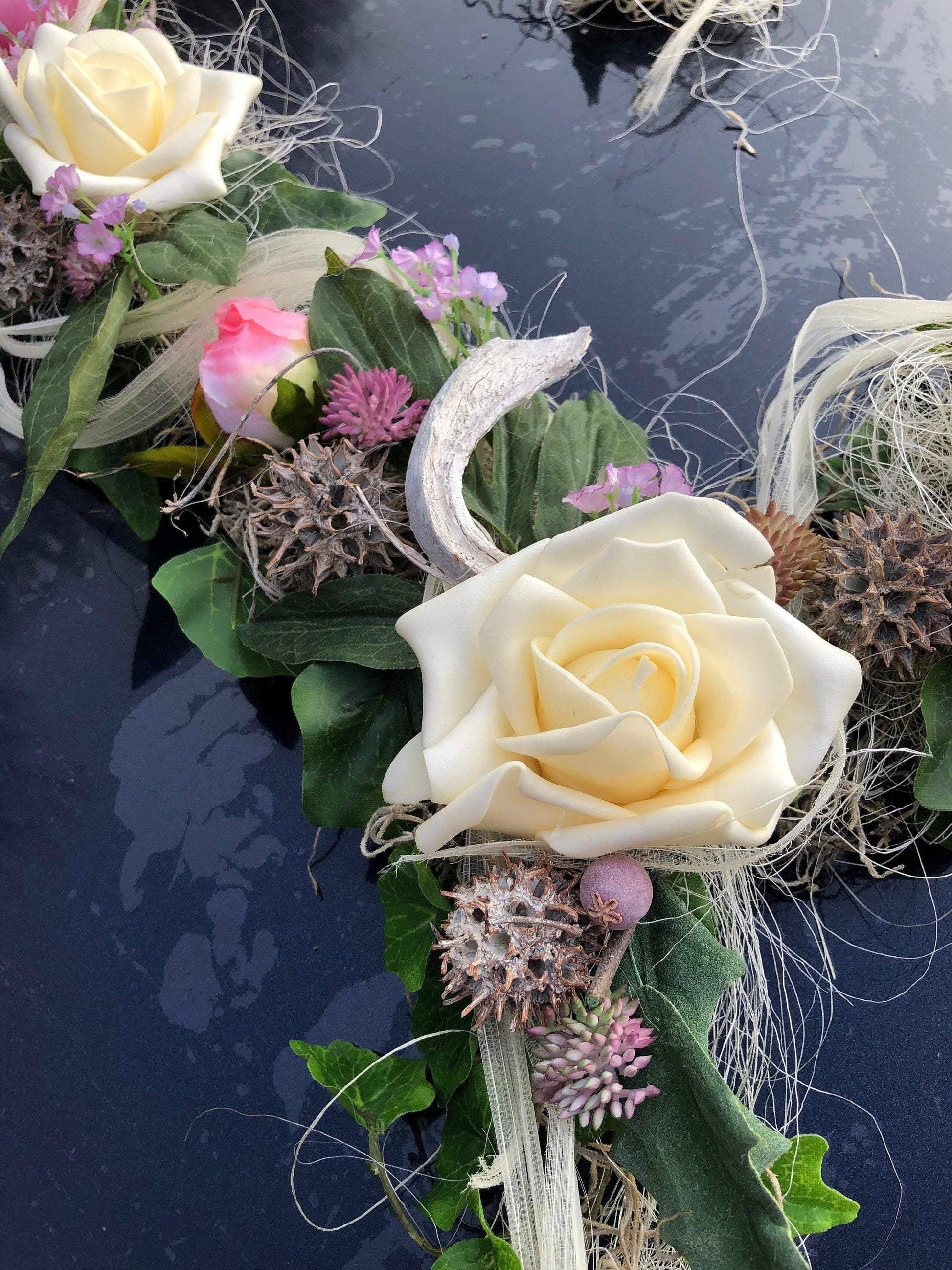 Autoschmuck Set 3 Teilig Herz und Schleifen Autodekoration Autoblumenschmuck Gesteck Hochzeit Pfingstrosen Rose Efeu Schleifen Modern Edel – handgemacht aus Seiden- und Kunstblumen, langlebig & pflegeleicht von SarahsFlowerStudio