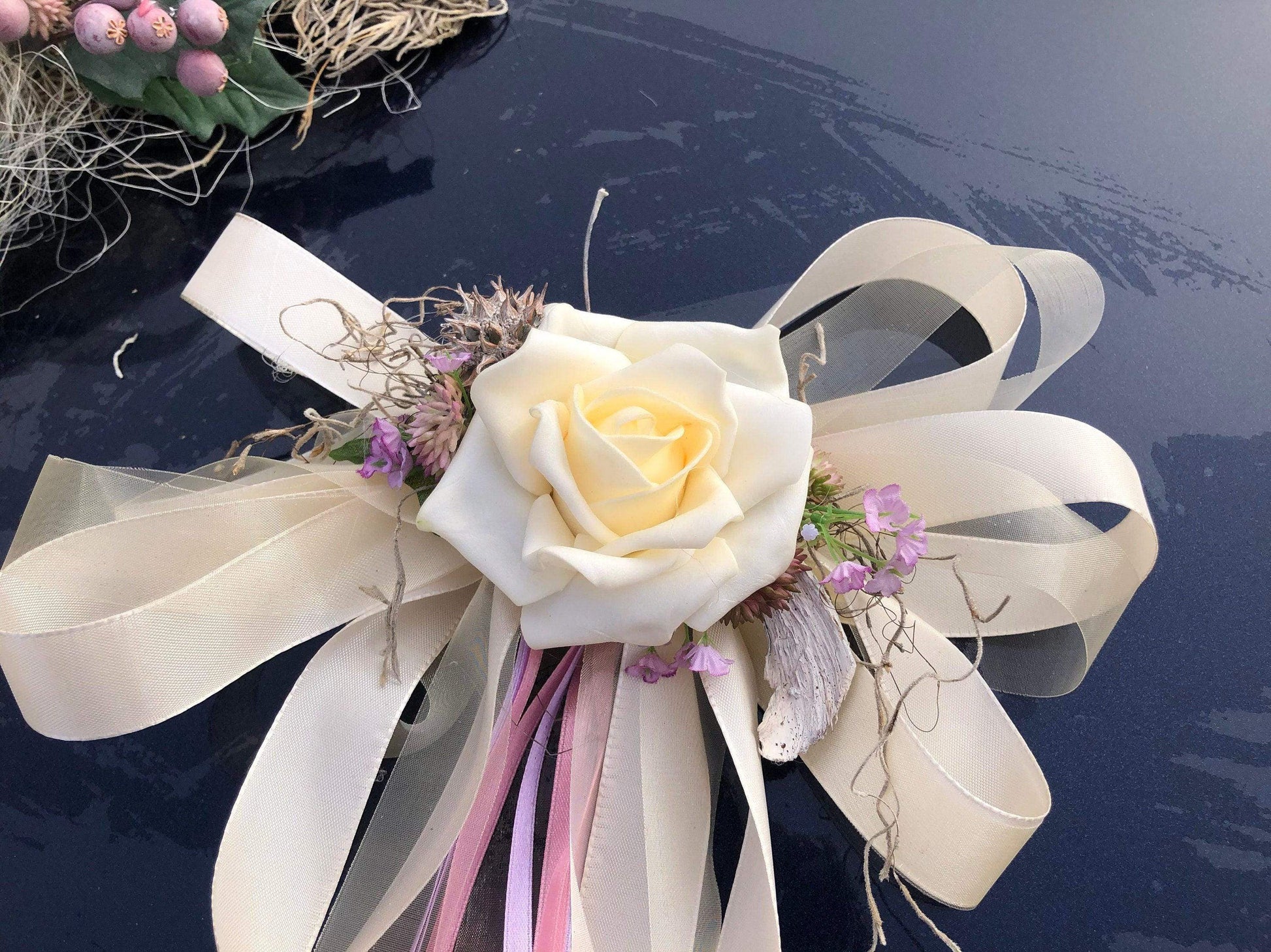 Autoschmuck Set 3 Teilig Herz und Schleifen Autodekoration Autoblumenschmuck Gesteck Hochzeit Pfingstrosen Rose Efeu Schleifen Modern Edel – handgemacht aus Seiden- und Kunstblumen, langlebig & pflegeleicht von SarahsFlowerStudio