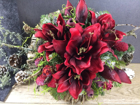 Grabgesteck Allerheiligen 32cm Christiane Grabschmuck Amaryllis Rot Grabdeko Grabdekoration – handgemacht aus Seiden- und Kunstblumen, langlebig & pflegeleicht von SarahsFlowerStudio