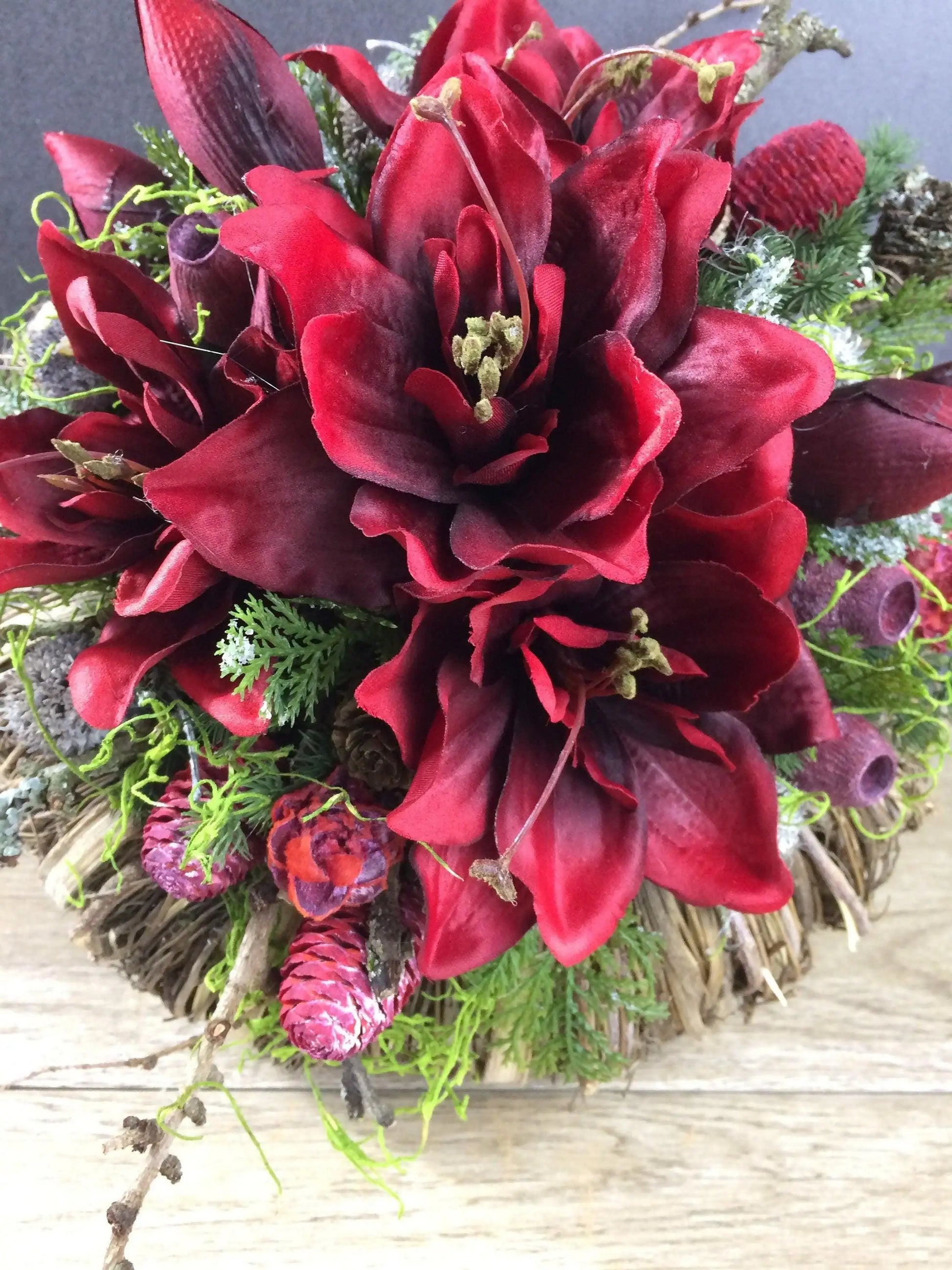 Grabgesteck Allerheiligen 32cm Christiane Grabschmuck Amaryllis Rot Grabdeko Grabdekoration – handgemacht aus Seiden- und Kunstblumen, langlebig & pflegeleicht von SarahsFlowerStudio