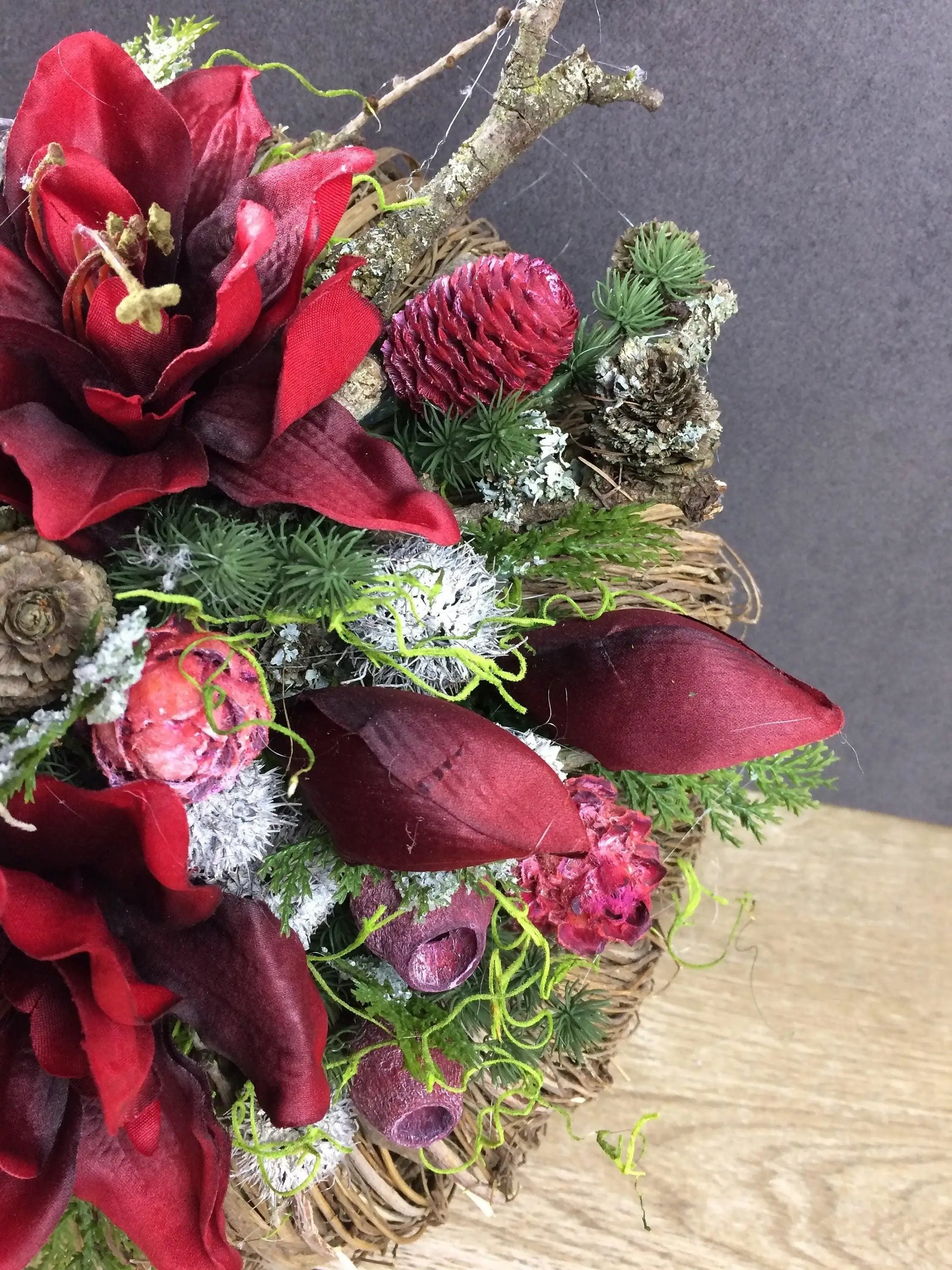 Grabgesteck Allerheiligen 32cm Christiane Grabschmuck Amaryllis Rot Grabdeko Grabdekoration – handgemacht aus Seiden- und Kunstblumen, langlebig & pflegeleicht von SarahsFlowerStudio
