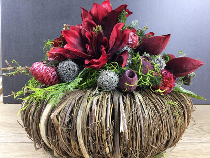 Grabgesteck Allerheiligen 32cm Christiane Grabschmuck Amaryllis Rot Grabdeko Grabdekoration – handgemacht aus Seiden- und Kunstblumen, langlebig & pflegeleicht von SarahsFlowerStudio