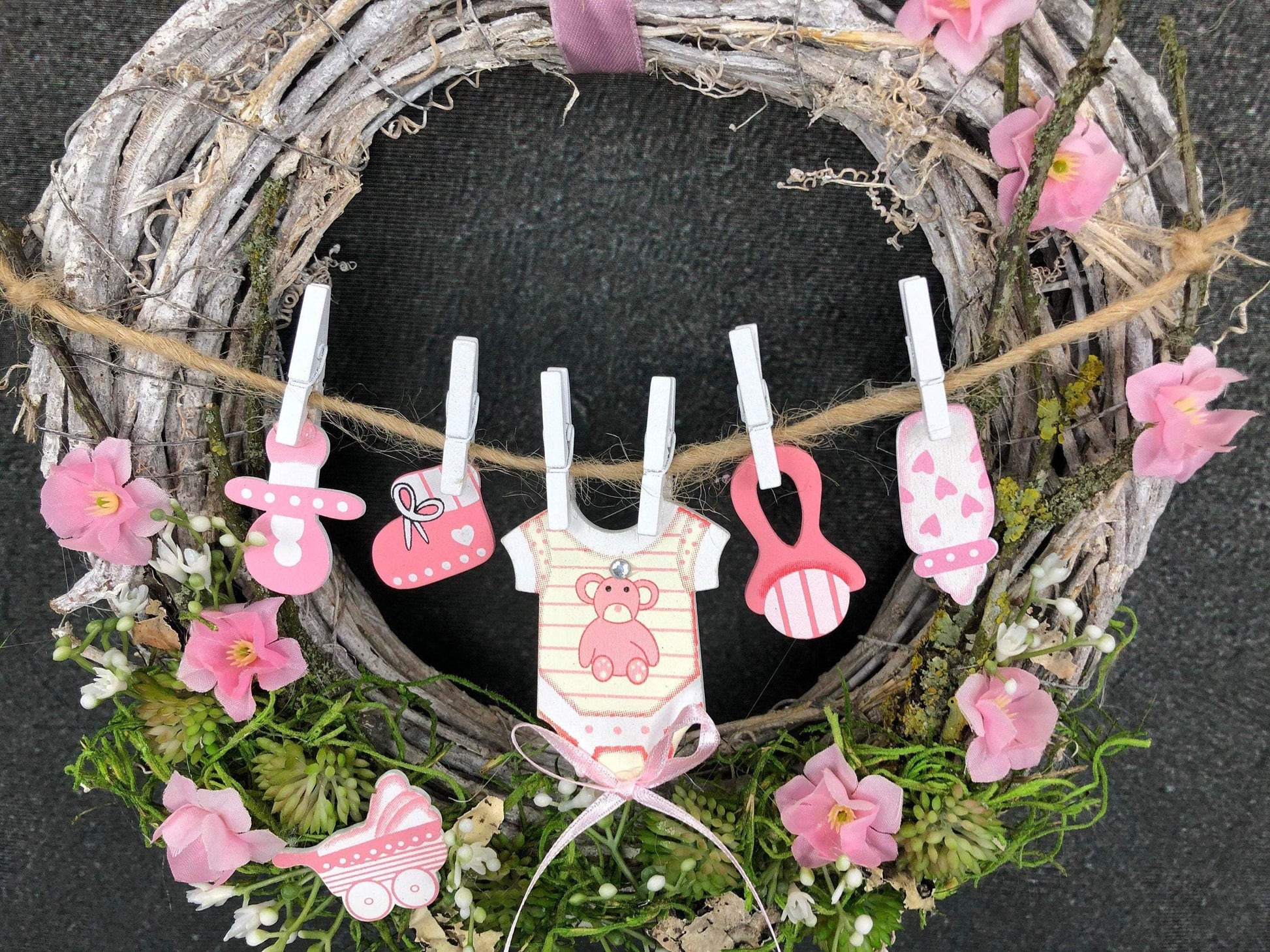 Türkranz Türdeko Türschmuck Geburt Wäscheleine Schnuller Trinkflasche Rassel Body Strampler Modern ganzjährig Tür Geschenk zur Geburt – handgemacht aus Seiden- und Kunstblumen, langlebig & pflegeleicht von SarahsFlowerStudio