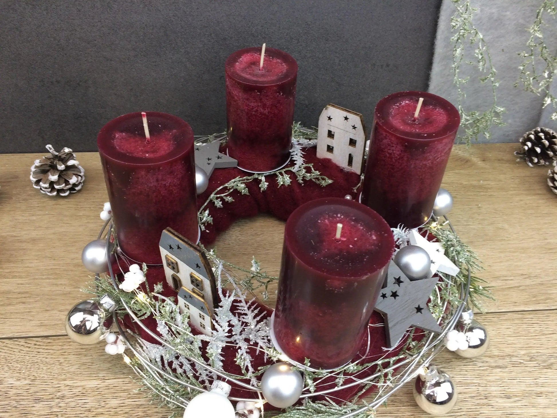 Adventskranz Adventskalender LED Lichterkette Häuser Große Kerzen Kugeln Sterne Tanne Silberdraht – handgemacht aus Seiden- und Kunstblumen, langlebig & pflegeleicht von SarahsFlowerStudio