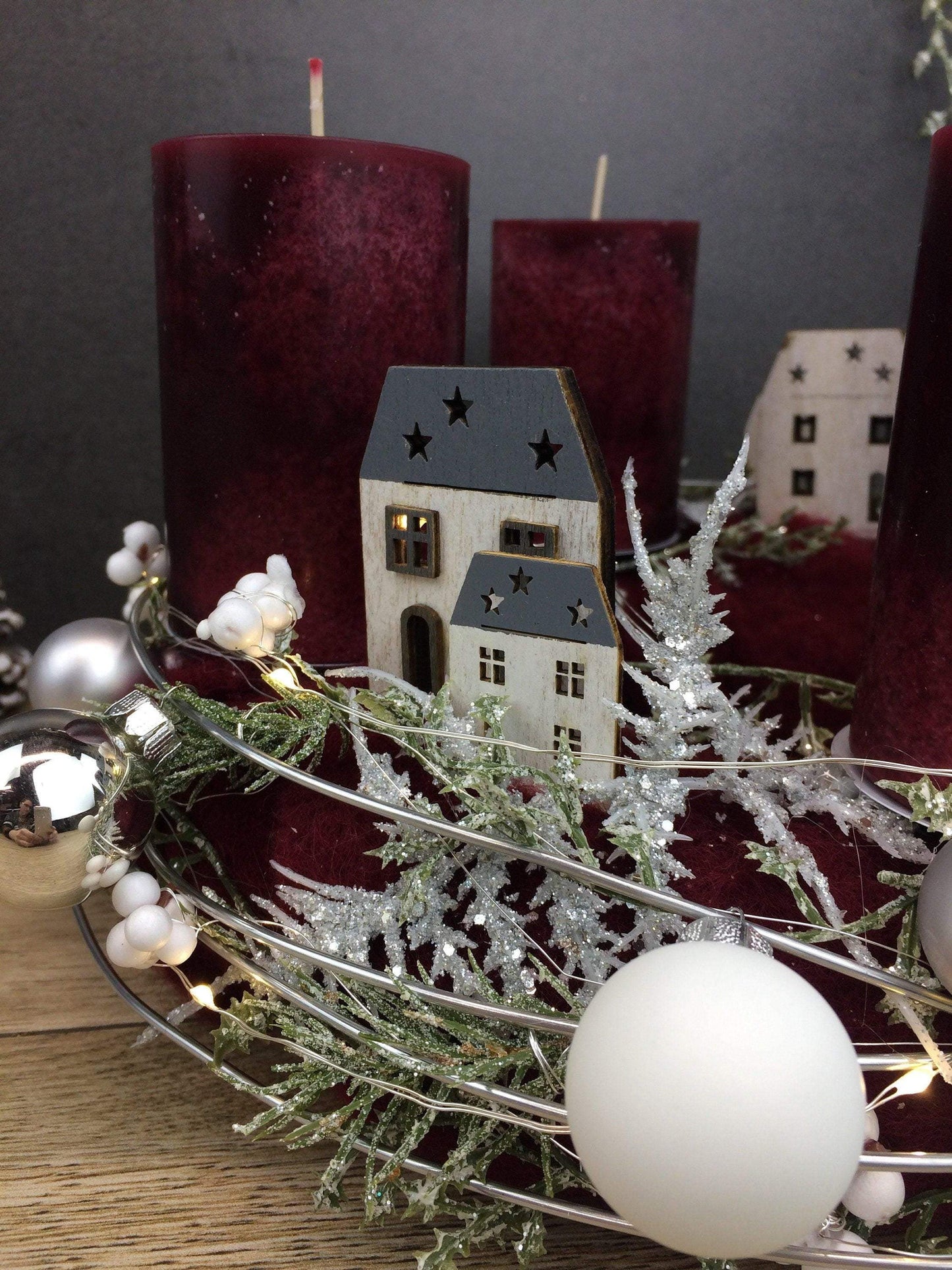 Adventskranz Adventskalender LED Lichterkette Häuser Große Kerzen Kugeln Sterne Tanne Silberdraht – handgemacht aus Seiden- und Kunstblumen, langlebig & pflegeleicht von SarahsFlowerStudio