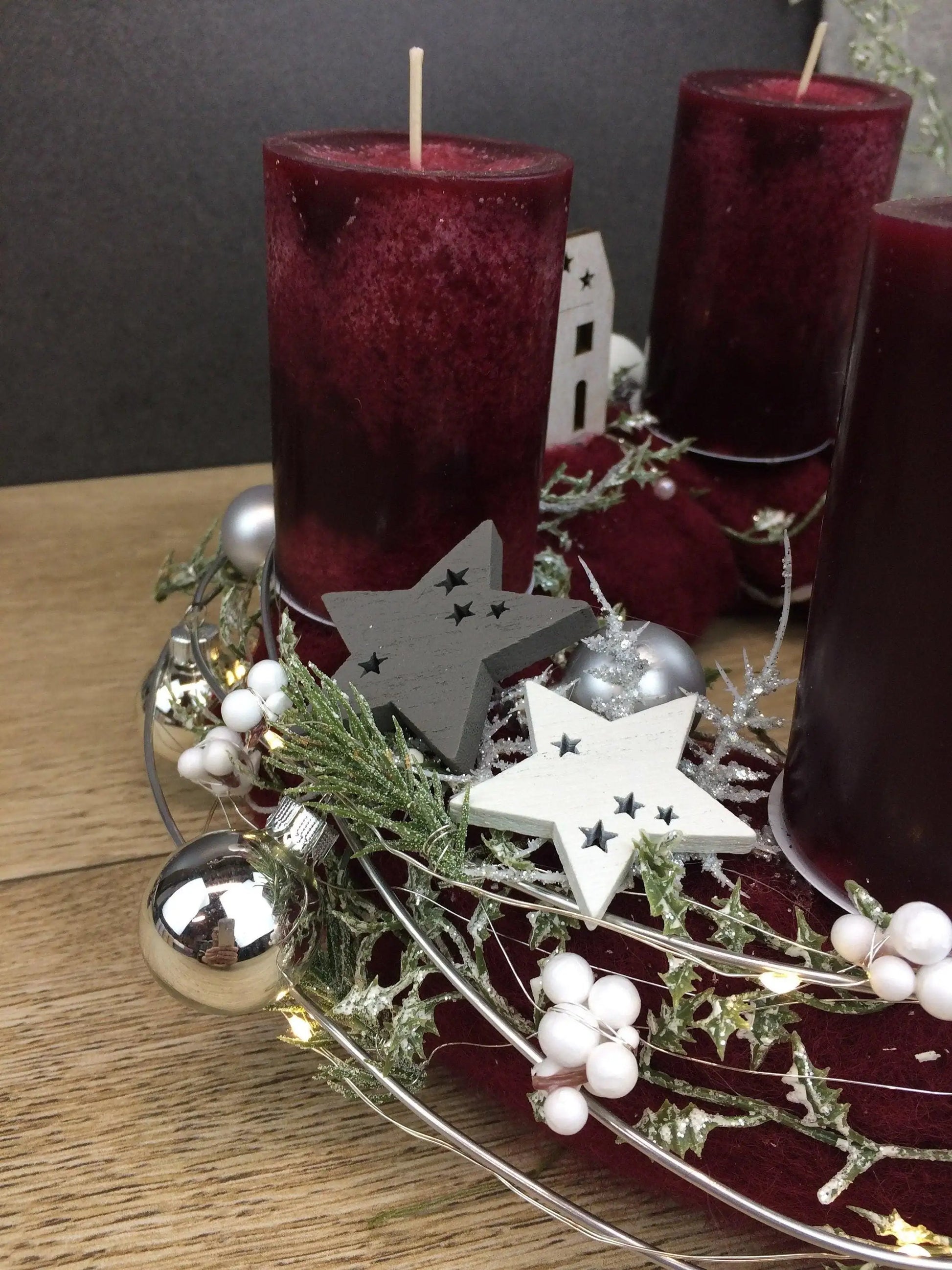 Adventskranz Adventskalender LED Lichterkette Häuser Große Kerzen Kugeln Sterne Tanne Silberdraht – handgemacht aus Seiden- und Kunstblumen, langlebig & pflegeleicht von SarahsFlowerStudio