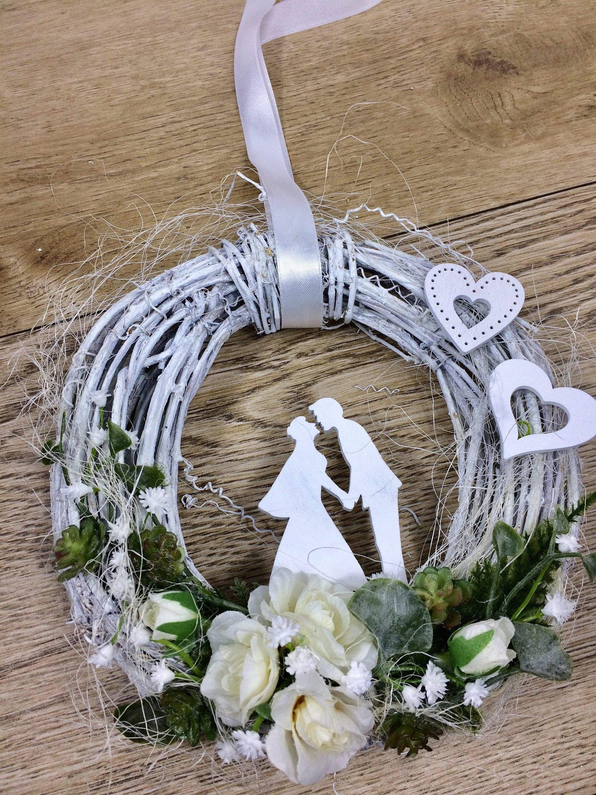 Türkranz 20cm Türdeko Türschmuck Hochzeit Rosen Schleierkraut Hochzeitspaar Weiß SukkulentenModern ganzjährig Tür Schmuck Herbst – handgemacht aus Seiden- und Kunstblumen, langlebig & pflegeleicht von SarahsFlowerStudio