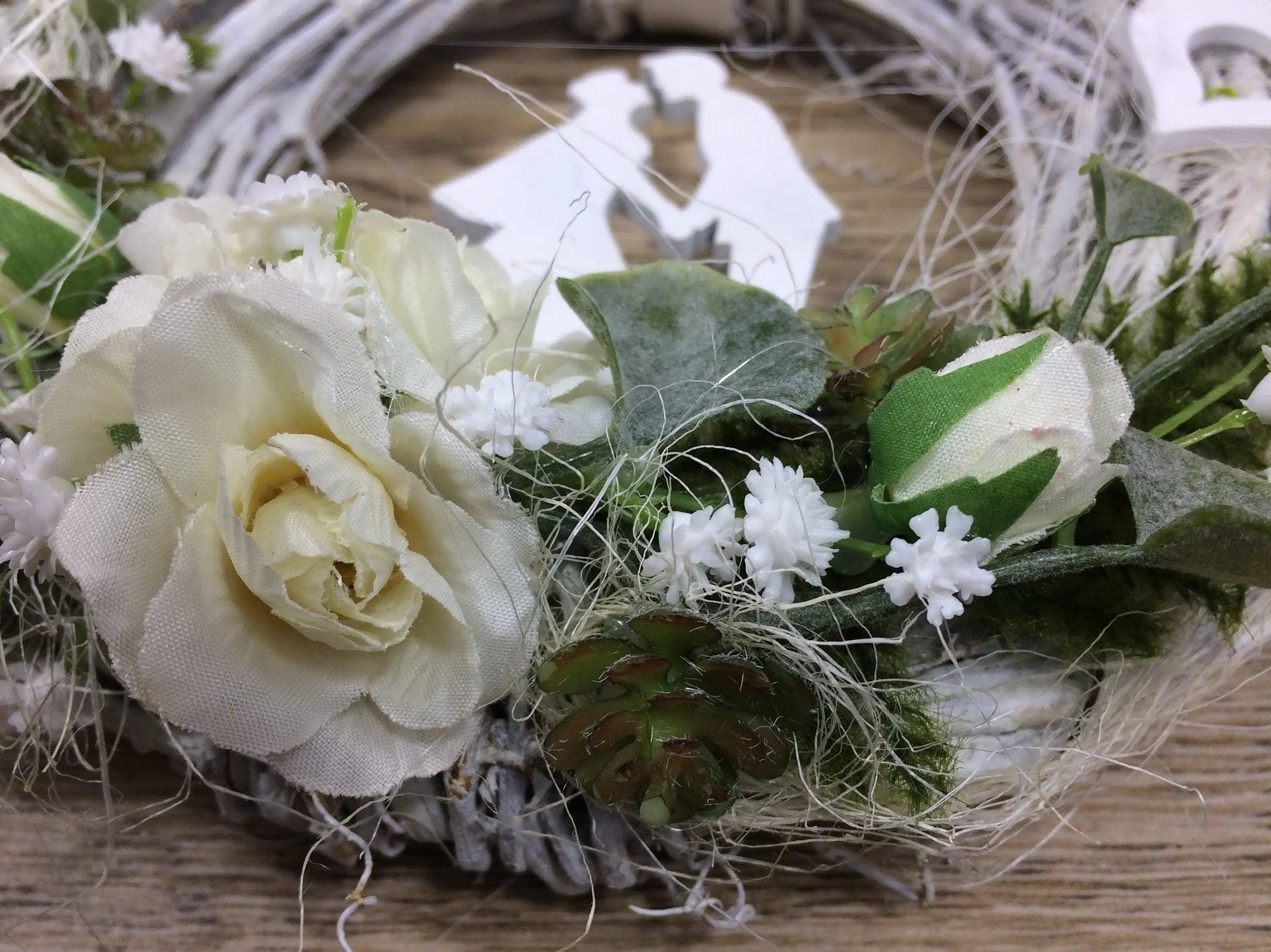 Türkranz 20cm Türdeko Türschmuck Hochzeit Rosen Schleierkraut Hochzeitspaar Weiß SukkulentenModern ganzjährig Tür Schmuck Herbst – handgemacht aus Seiden- und Kunstblumen, langlebig & pflegeleicht von SarahsFlowerStudio