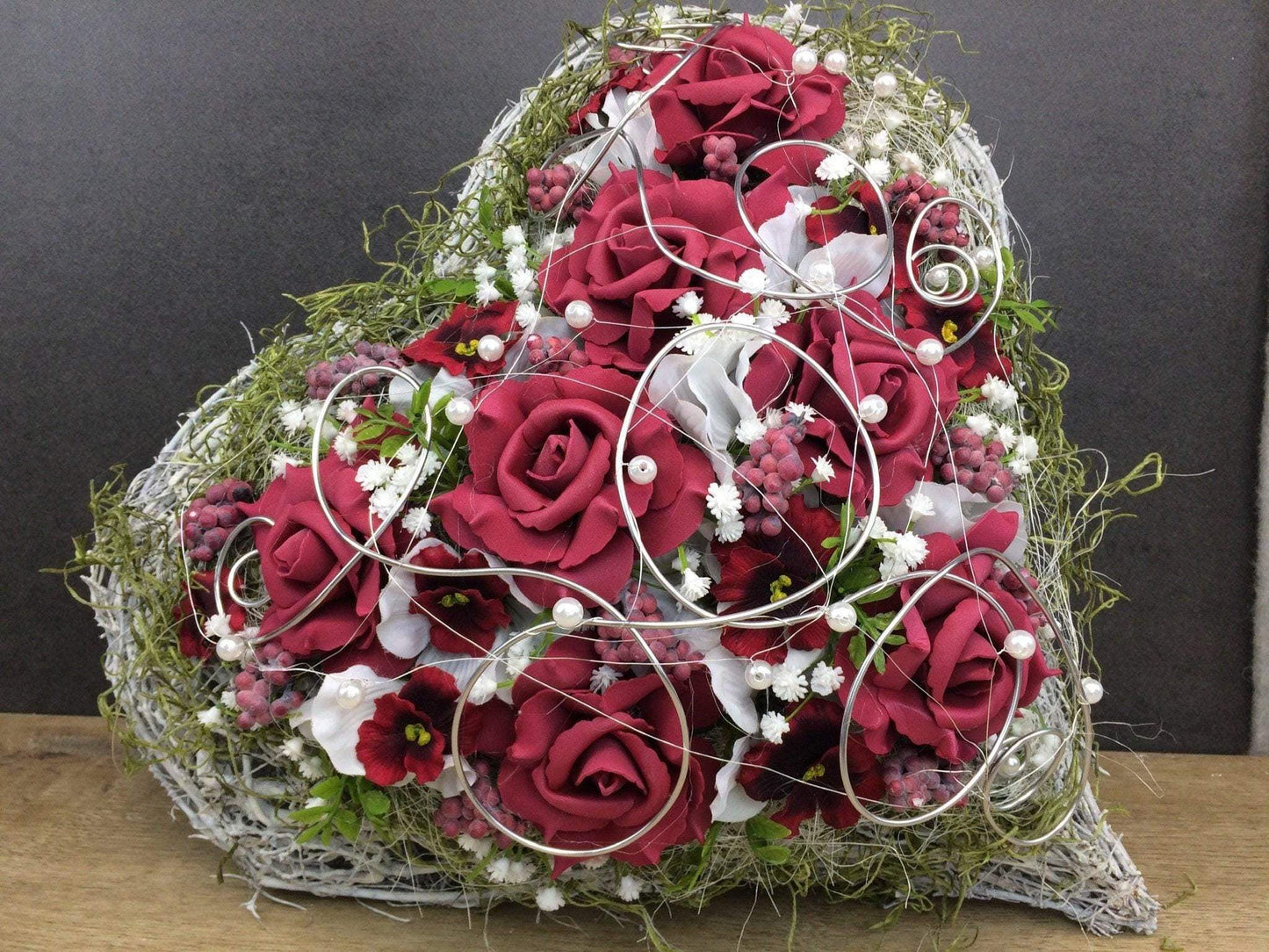 Grabgesteck Rosen Hortensien Grabschmuck Herz Farbwunsch Grabdeko Grabdekoration – handgemacht aus Seiden- und Kunstblumen, langlebig & pflegeleicht von SarahsFlowerStudio