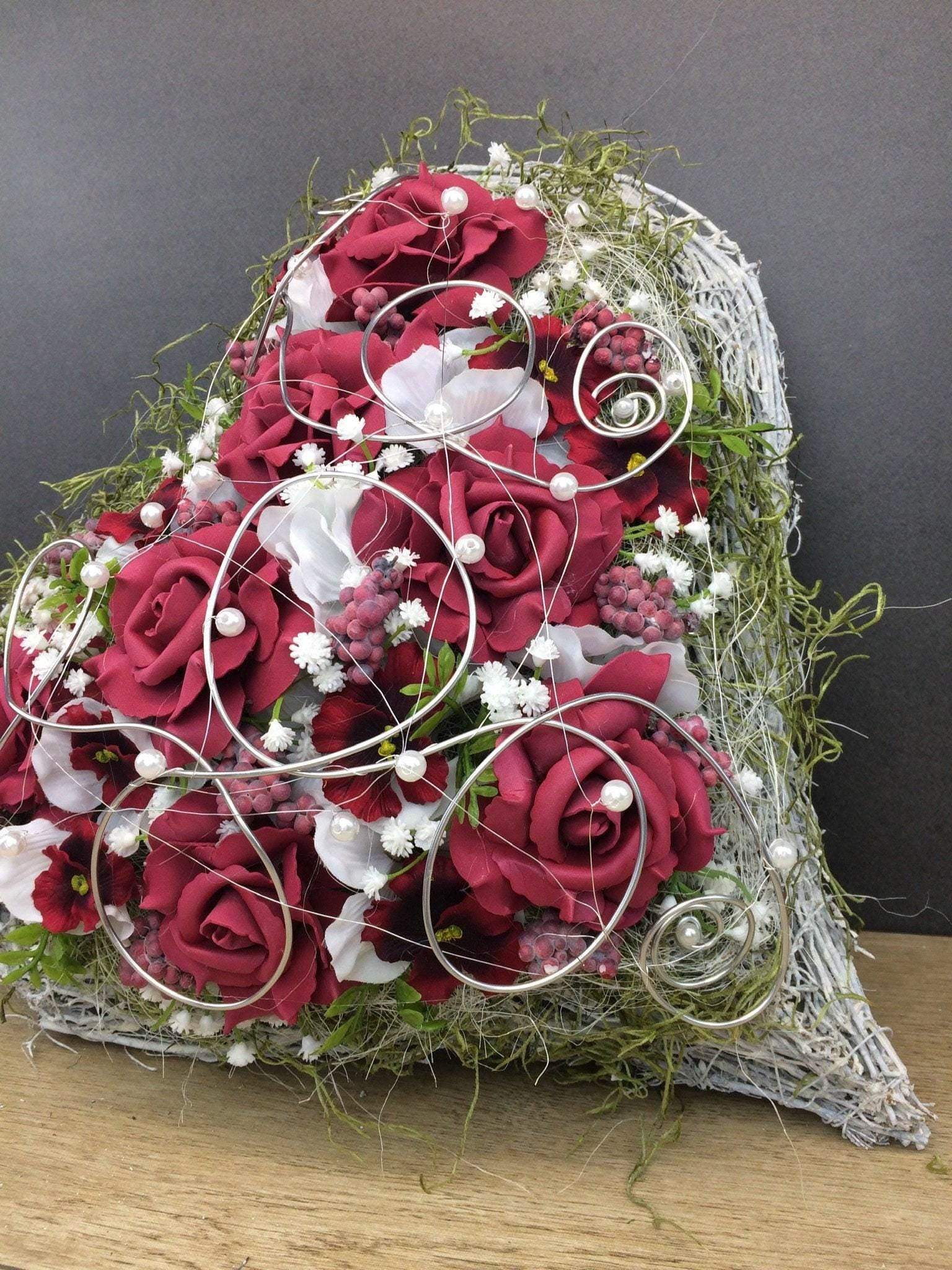 Grabgesteck Rosen Hortensien Grabschmuck Herz Farbwunsch Grabdeko Grabdekoration – handgemacht aus Seiden- und Kunstblumen, langlebig & pflegeleicht von SarahsFlowerStudio