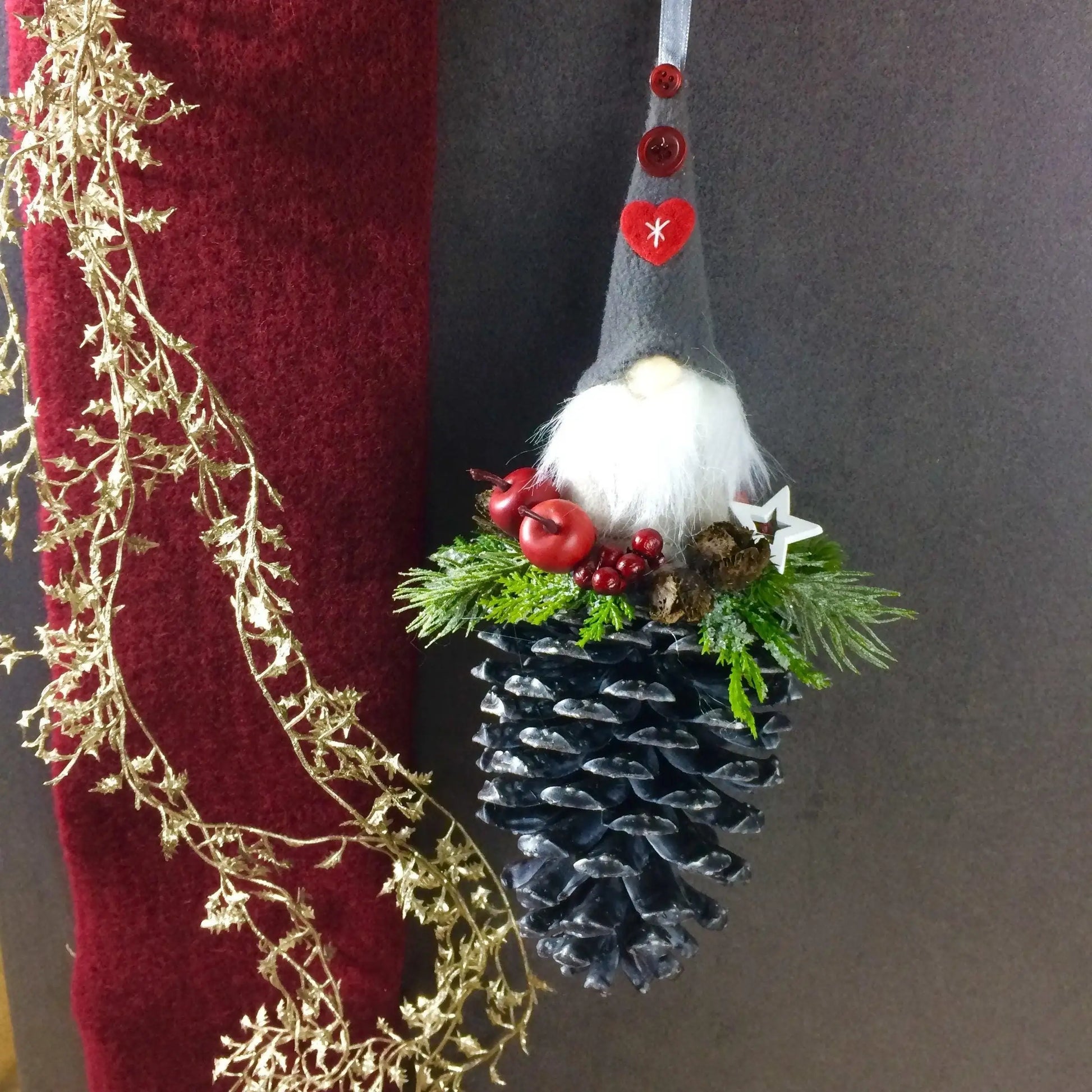 Wichtel mit roter Mütze! Advent Fenster Fensterschmuck Fensterdeko Deko Weihnachten Wichtel Zapfen Wachszapfen – handgemacht aus Seiden- und Kunstblumen, langlebig & pflegeleicht von SarahsFlowerStudio