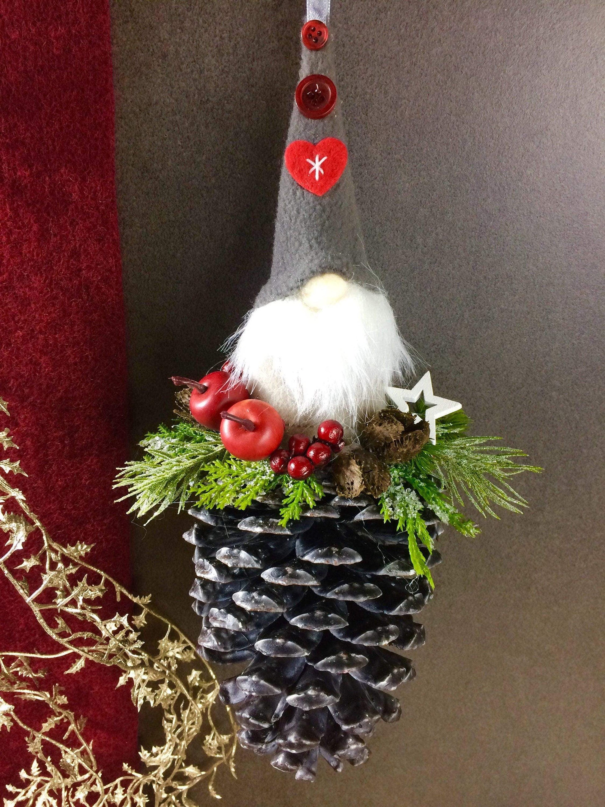 Wichtel mit roter Mütze! Advent Fenster Fensterschmuck Fensterdeko Deko Weihnachten Wichtel Zapfen Wachszapfen – handgemacht aus Seiden- und Kunstblumen, langlebig & pflegeleicht von SarahsFlowerStudio