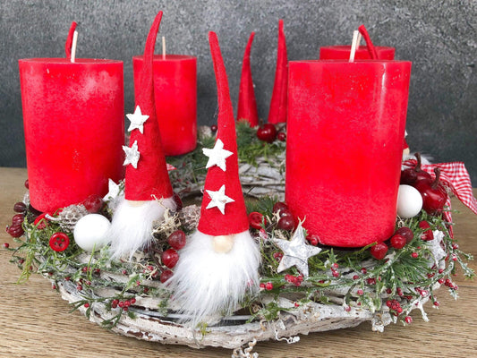 Adventskranz Adventskalender Wichtel Santa Rot Weiß Stern – handgemacht aus Seiden- und Kunstblumen, langlebig & pflegeleicht von SarahsFlowerStudio