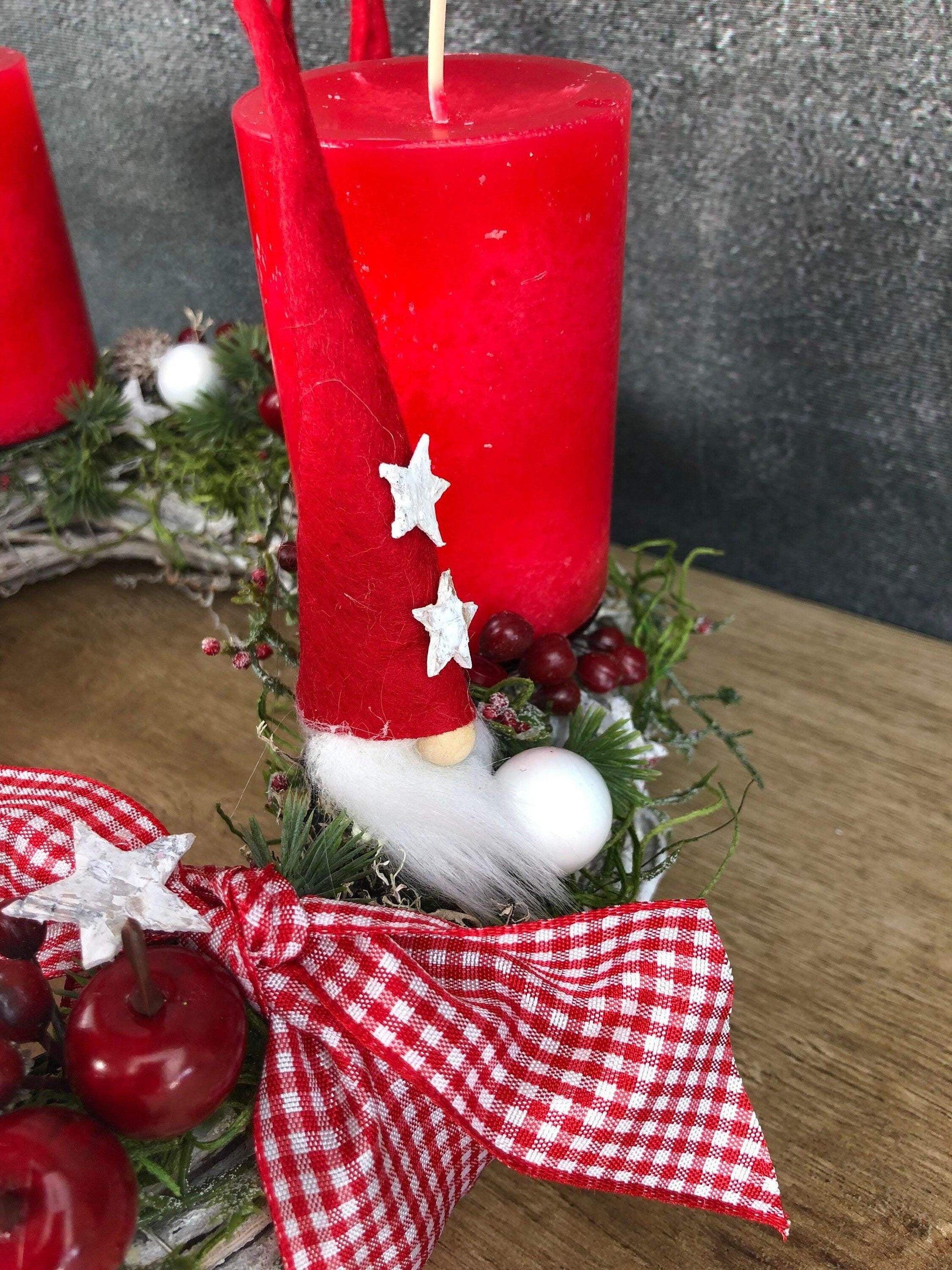 Adventskranz Adventskalender Wichtel Santa Rot Weiß Stern – handgemacht aus Seiden- und Kunstblumen, langlebig & pflegeleicht von SarahsFlowerStudio