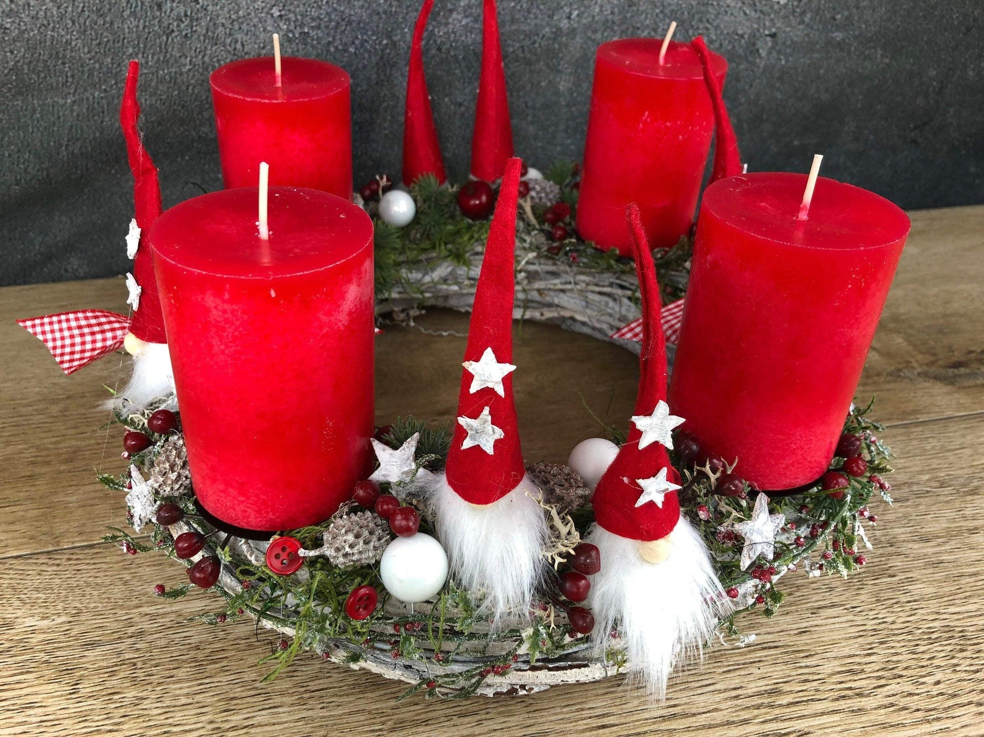 Adventskranz Adventskalender Wichtel Santa Rot Weiß Stern – handgemacht aus Seiden- und Kunstblumen, langlebig & pflegeleicht von SarahsFlowerStudio