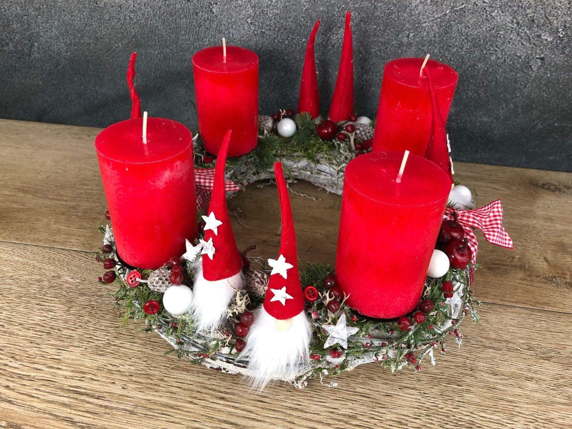 Adventskranz Adventskalender Wichtel Santa Rot Weiß Stern – handgemacht aus Seiden- und Kunstblumen, langlebig & pflegeleicht von SarahsFlowerStudio