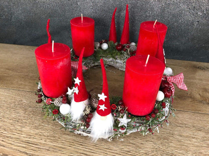 Adventskranz Adventskalender Wichtel Santa Rot Weiß Stern – handgemacht aus Seiden- und Kunstblumen, langlebig & pflegeleicht von SarahsFlowerStudio