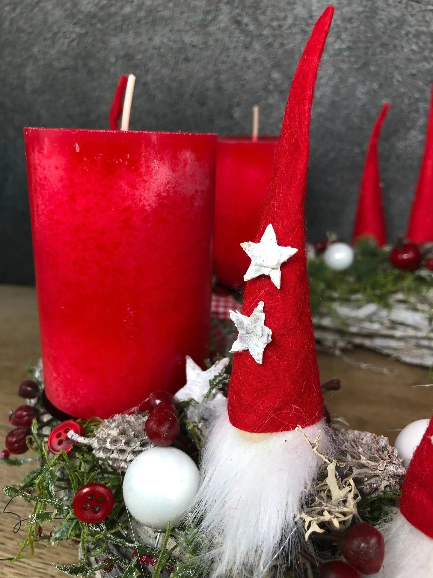 Adventskranz Adventskalender Wichtel Santa Rot Weiß Stern – handgemacht aus Seiden- und Kunstblumen, langlebig & pflegeleicht von SarahsFlowerStudio