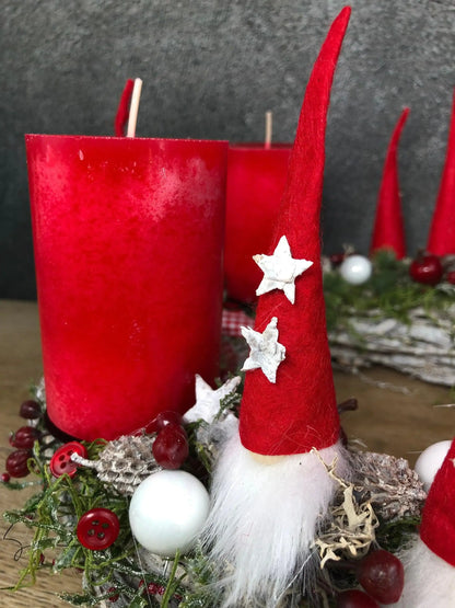 Adventskranz Adventskalender Wichtel Santa Rot Weiß Stern – handgemacht aus Seiden- und Kunstblumen, langlebig & pflegeleicht von SarahsFlowerStudio