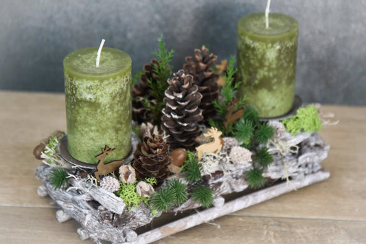 Adventsgesteck Hirsch Modern Länglich Moos Thuja Zapfen Eicheln – handgemacht aus Seiden- und Kunstblumen, langlebig & pflegeleicht von SarahsFlowerStudio