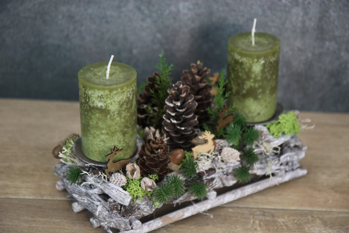 Adventsgesteck Hirsch Modern Länglich Moos Thuja Zapfen Eicheln – handgemacht aus Seiden- und Kunstblumen, langlebig & pflegeleicht von SarahsFlowerStudio