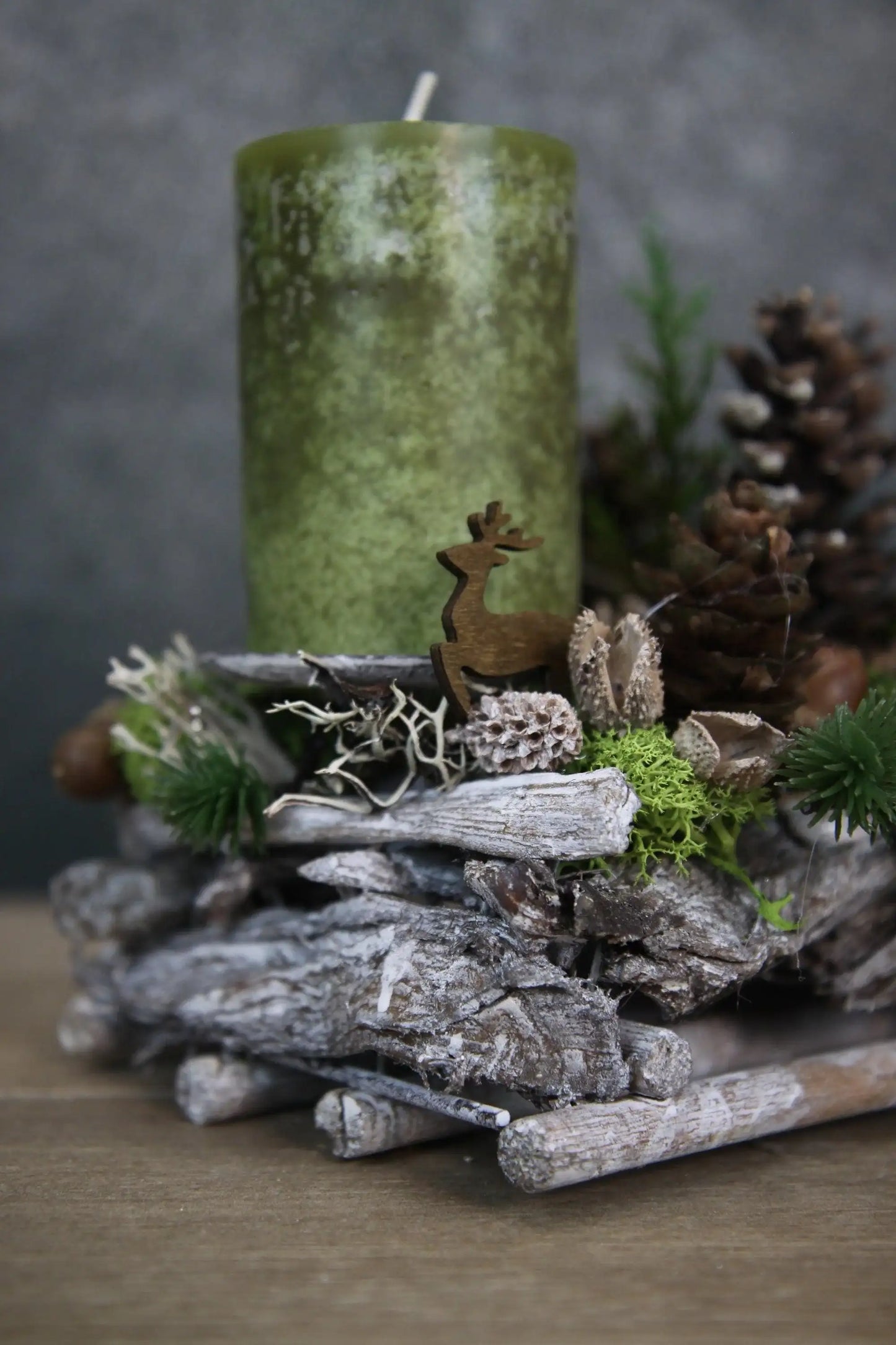 Adventsgesteck Hirsch Modern Länglich Moos Thuja Zapfen Eicheln – handgemacht aus Seiden- und Kunstblumen, langlebig & pflegeleicht von SarahsFlowerStudio