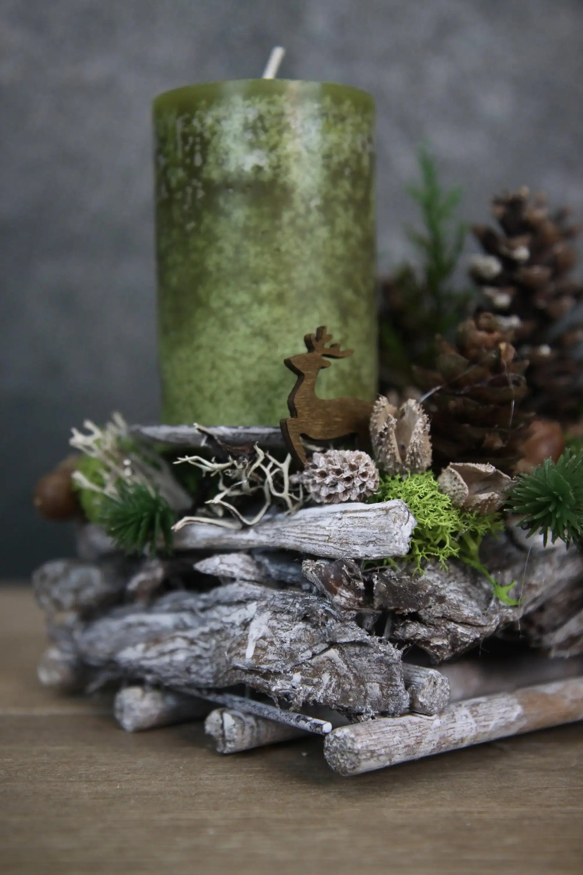 Adventsgesteck Hirsch Modern Länglich Moos Thuja Zapfen Eicheln – handgemacht aus Seiden- und Kunstblumen, langlebig & pflegeleicht von SarahsFlowerStudio