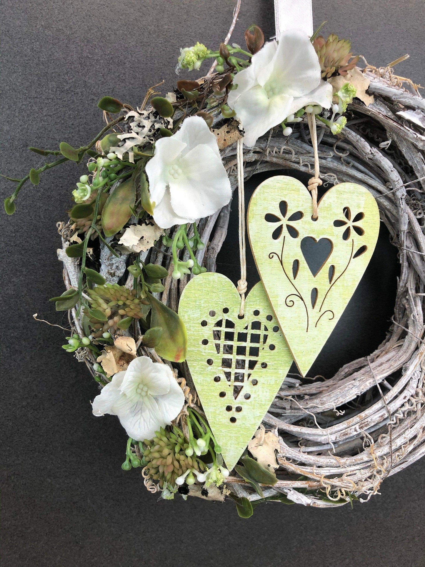 Türkranz Türdeko Türschmuck Frühling Herz Modern ganzjährig Tür Schmuck Eukalyptus Herbst – handgemacht aus Seiden- und Kunstblumen, langlebig & pflegeleicht von SarahsFlowerStudio
