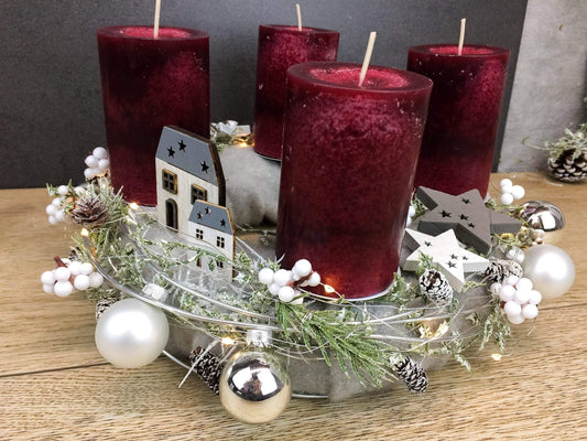Adventskranz Adventskalender LED Lichterkette Häuser Große Kerzen Kugeln Sterne Tanne Silberdraht – handgemacht aus Seiden- und Kunstblumen, langlebig & pflegeleicht von SarahsFlowerStudio