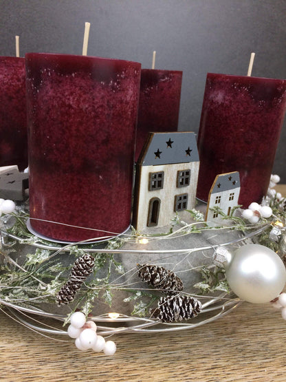 Adventskranz Adventskalender LED Lichterkette Häuser Große Kerzen Kugeln Sterne Tanne Silberdraht – handgemacht aus Seiden- und Kunstblumen, langlebig & pflegeleicht von SarahsFlowerStudio