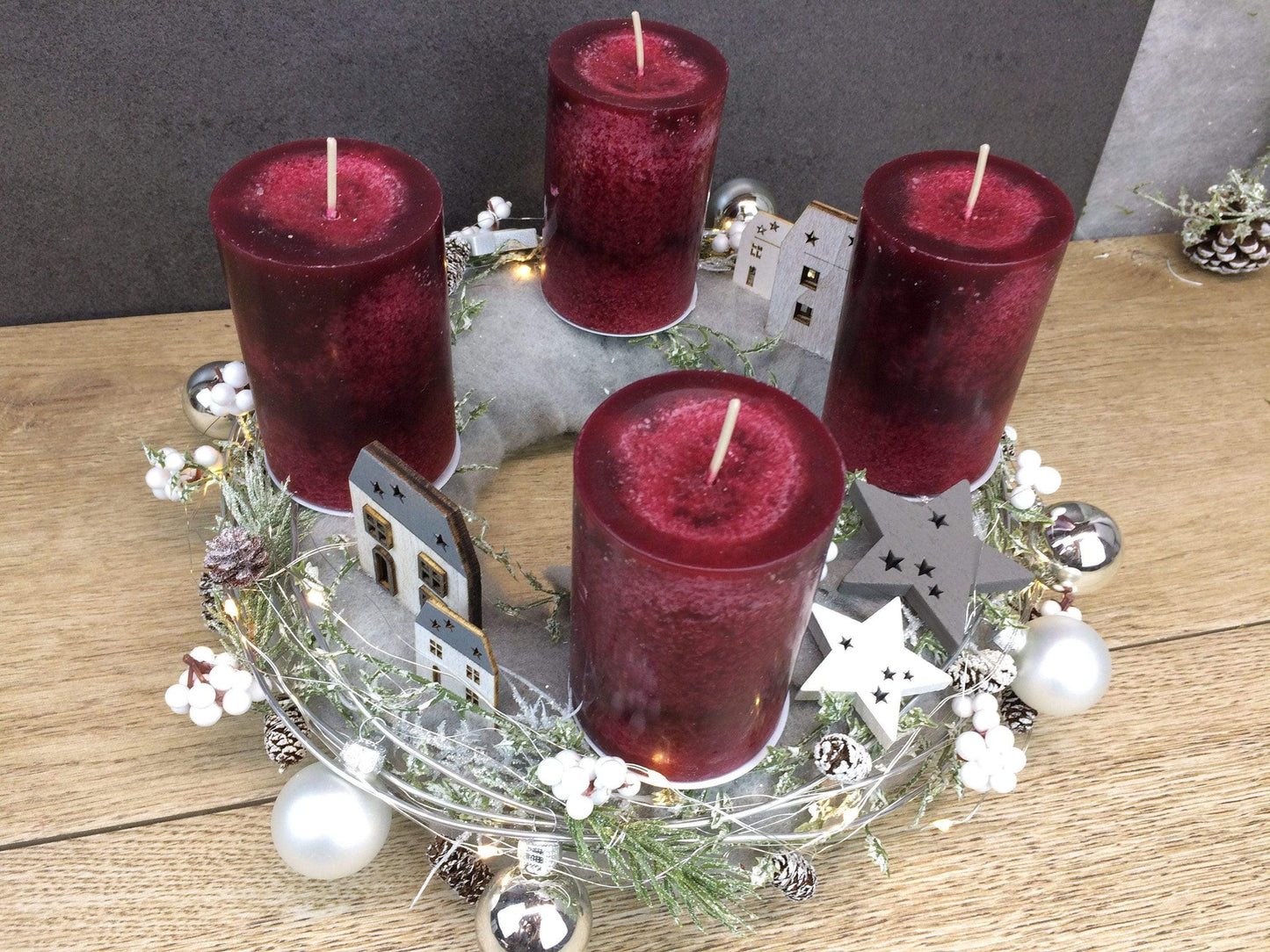 Adventskranz Adventskalender LED Lichterkette Häuser Große Kerzen Kugeln Sterne Tanne Silberdraht – handgemacht aus Seiden- und Kunstblumen, langlebig & pflegeleicht von SarahsFlowerStudio