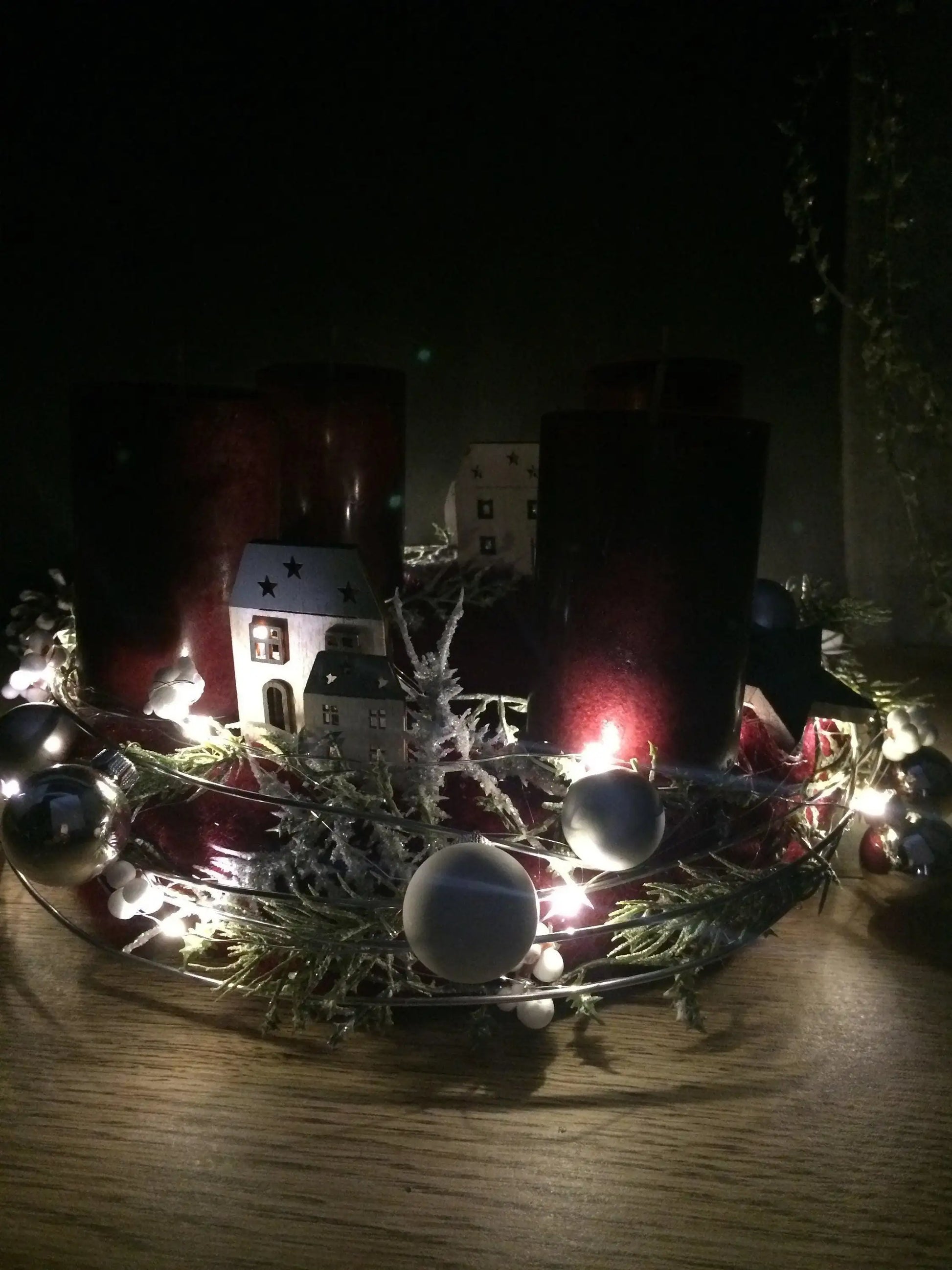 Adventskranz Adventskalender LED Lichterkette Häuser Große Kerzen Kugeln Sterne Tanne Silberdraht – handgemacht aus Seiden- und Kunstblumen, langlebig & pflegeleicht von SarahsFlowerStudio
