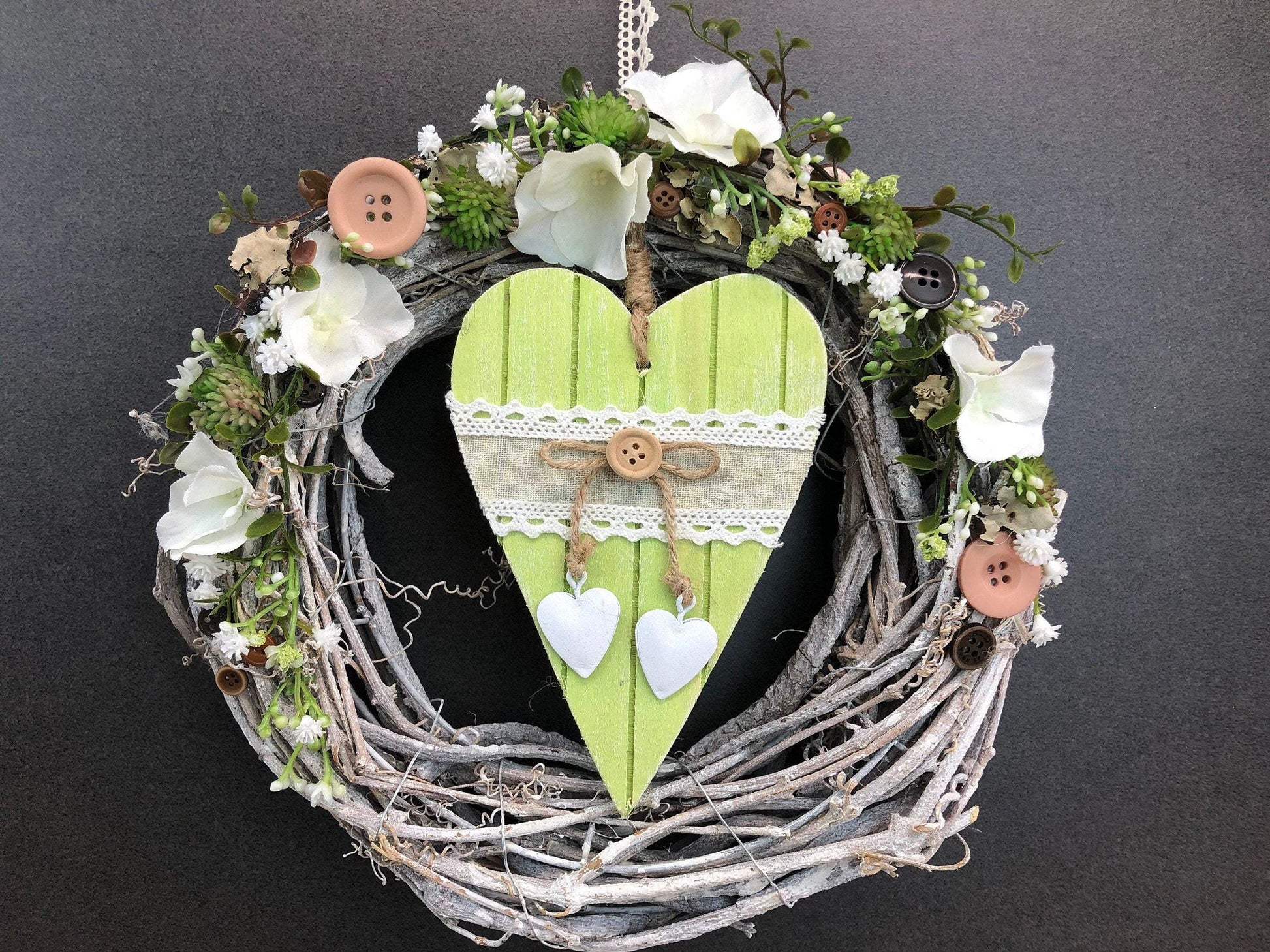 Türkranz Türdeko Türschmuck Frühling Herz Modern ganzjährig Tür Schmuck Eukalyptus Herbst – handgemacht aus Seiden- und Kunstblumen, langlebig & pflegeleicht von SarahsFlowerStudio