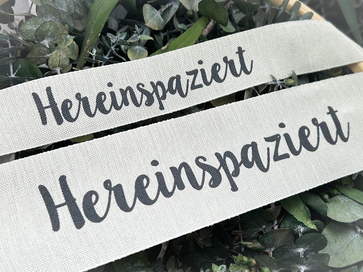 Band Leinenband Hereinspaziert 30cm Leine Spruchband Schrift Schriftband Band Ring Bastelring Basteln Traumfänger Makramee Trockenblumen – handgemacht aus Seiden- und Kunstblumen, langlebig & pflegeleicht von SarahsFlowerStudio