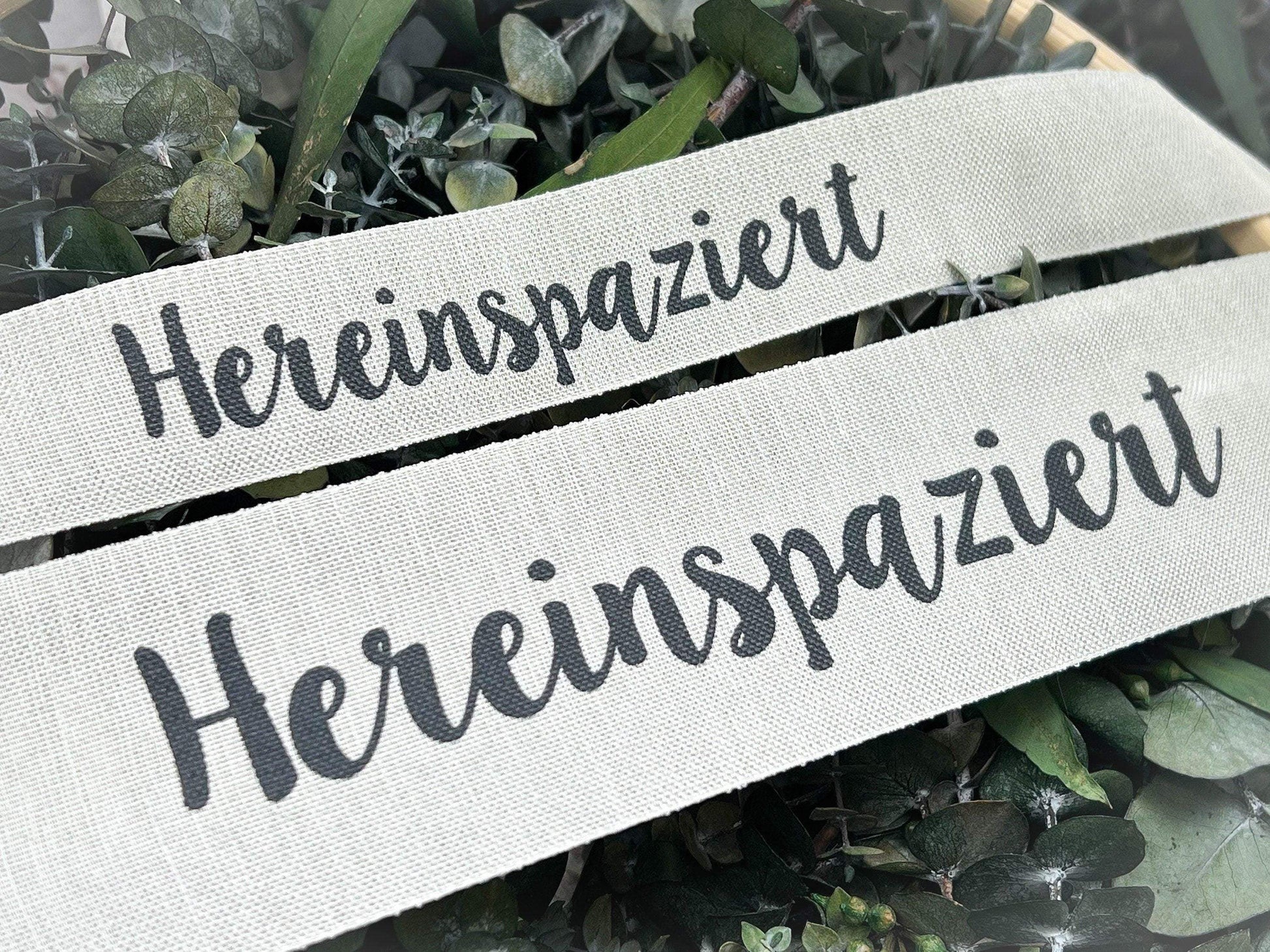 Band Leinenband Hereinspaziert 30cm Leine Spruchband Schrift Schriftband Band Ring Bastelring Basteln Traumfänger Makramee Trockenblumen – handgemacht aus Seiden- und Kunstblumen, langlebig & pflegeleicht von SarahsFlowerStudio