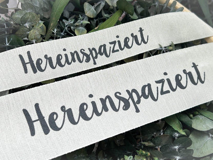 Band Leinenband Hereinspaziert 30cm Leine Spruchband Schrift Schriftband Band Ring Bastelring Basteln Traumfänger Makramee Trockenblumen – handgemacht aus Seiden- und Kunstblumen, langlebig & pflegeleicht von SarahsFlowerStudio