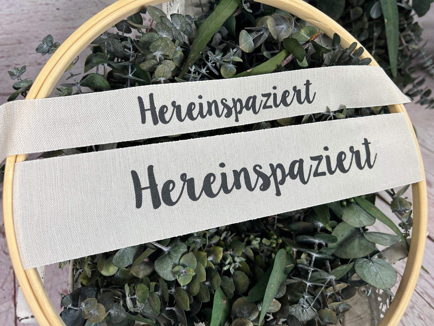 Band Leinenband Hereinspaziert 30cm Leine Spruchband Schrift Schriftband Band Ring Bastelring Basteln Traumfänger Makramee Trockenblumen – handgemacht aus Seiden- und Kunstblumen, langlebig & pflegeleicht von SarahsFlowerStudio