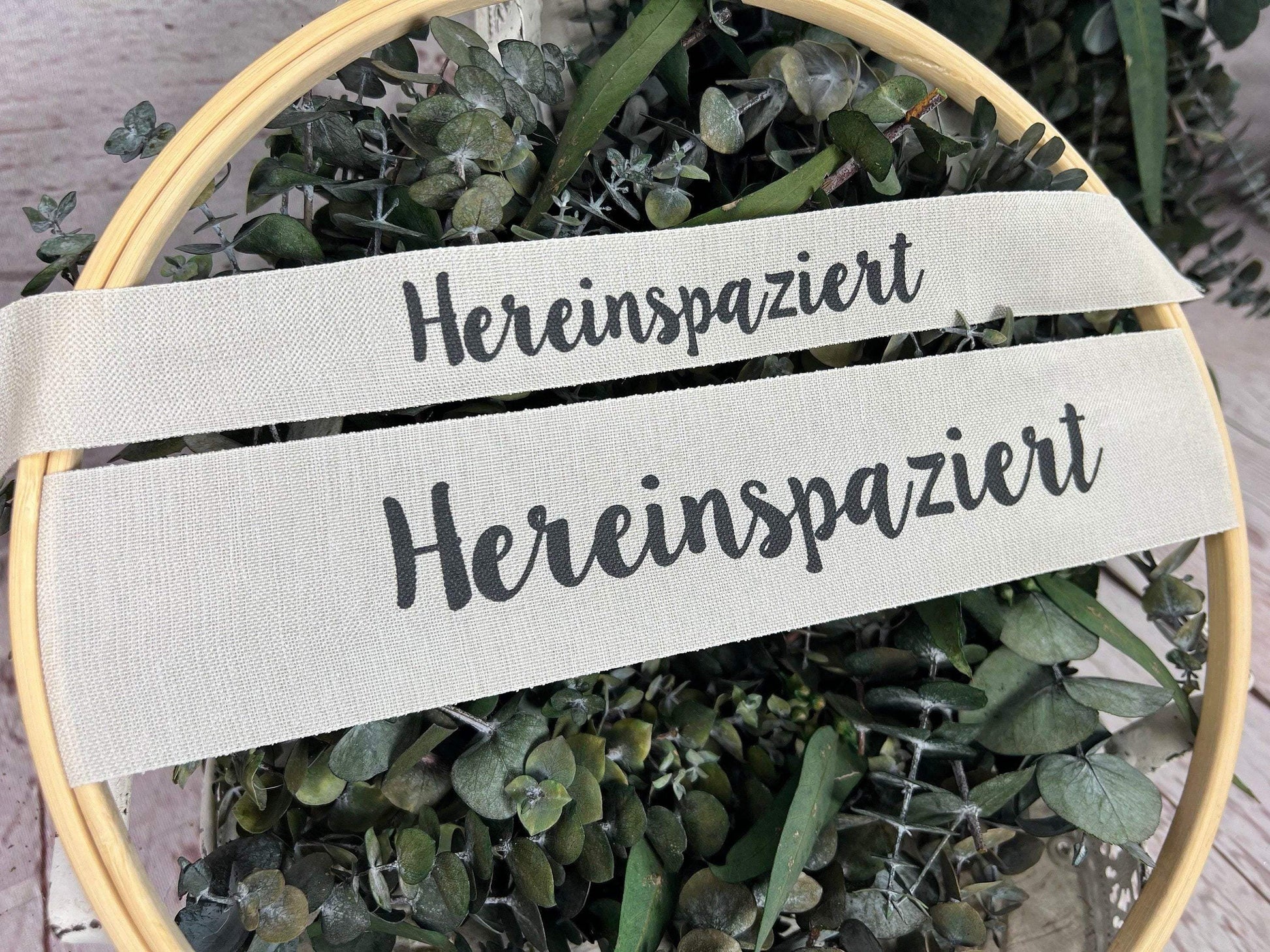 Band Leinenband Hereinspaziert 30cm Leine Spruchband Schrift Schriftband Band Ring Bastelring Basteln Traumfänger Makramee Trockenblumen – handgemacht aus Seiden- und Kunstblumen, langlebig & pflegeleicht von SarahsFlowerStudio