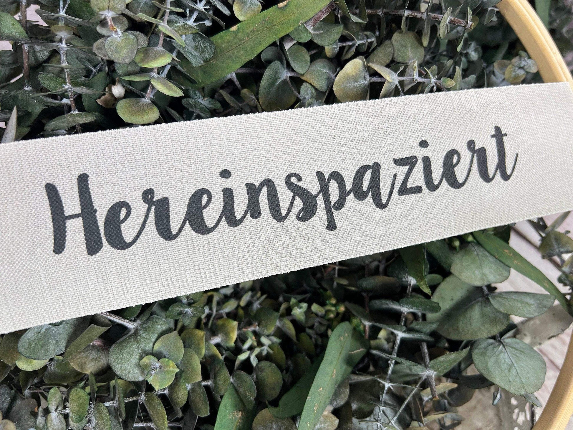 Band Leinenband Hereinspaziert 30cm Leine Spruchband Schrift Schriftband Band Ring Bastelring Basteln Traumfänger Makramee Trockenblumen – handgemacht aus Seiden- und Kunstblumen, langlebig & pflegeleicht von SarahsFlowerStudio