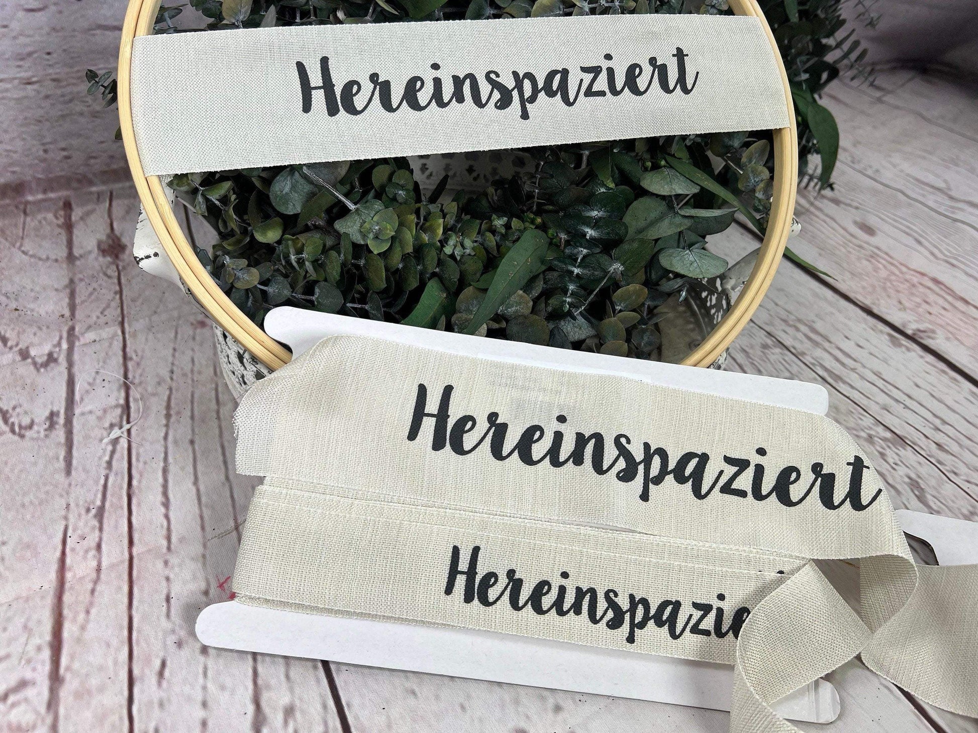 Band Leinenband Hereinspaziert 30cm Leine Spruchband Schrift Schriftband Band Ring Bastelring Basteln Traumfänger Makramee Trockenblumen – handgemacht aus Seiden- und Kunstblumen, langlebig & pflegeleicht von SarahsFlowerStudio