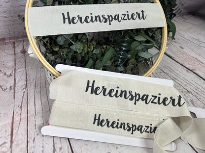 Band Leinenband Hereinspaziert 30cm Leine Spruchband Schrift Schriftband Band Ring Bastelring Basteln Traumfänger Makramee Trockenblumen – handgemacht aus Seiden- und Kunstblumen, langlebig & pflegeleicht von SarahsFlowerStudio