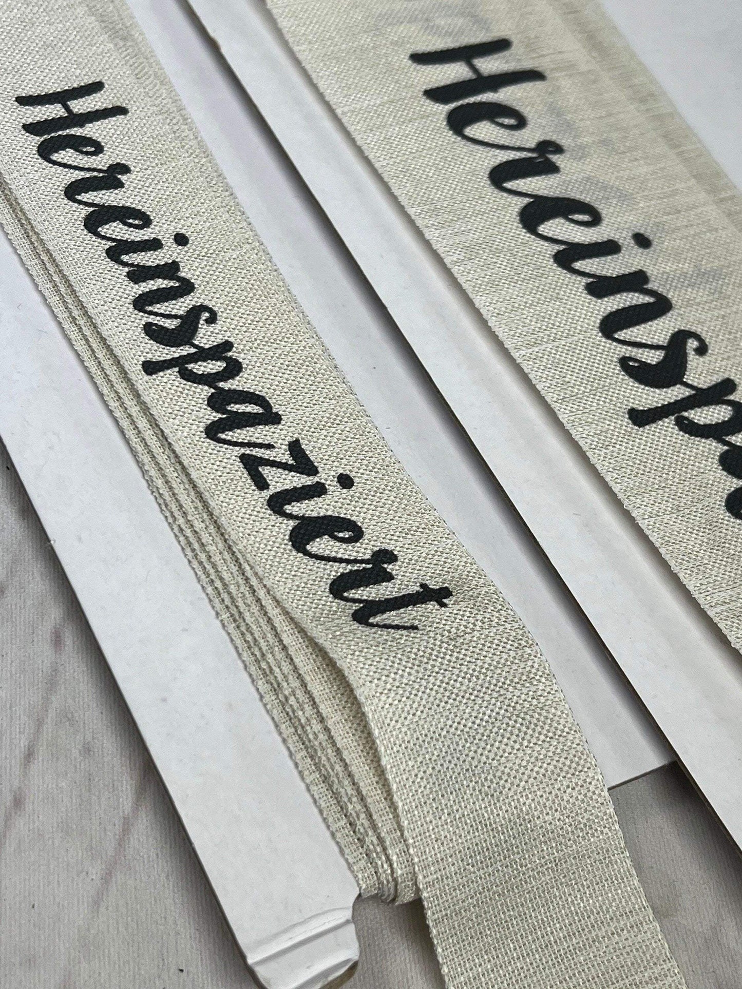 Band Leinenband Hereinspaziert 30cm Leine Spruchband Schrift Schriftband Band Ring Bastelring Basteln Traumfänger Makramee Trockenblumen – handgemacht aus Seiden- und Kunstblumen, langlebig & pflegeleicht von SarahsFlowerStudio