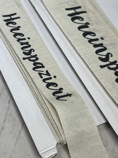 Band Leinenband Hereinspaziert 30cm Leine Spruchband Schrift Schriftband Band Ring Bastelring Basteln Traumfänger Makramee Trockenblumen – handgemacht aus Seiden- und Kunstblumen, langlebig & pflegeleicht von SarahsFlowerStudio