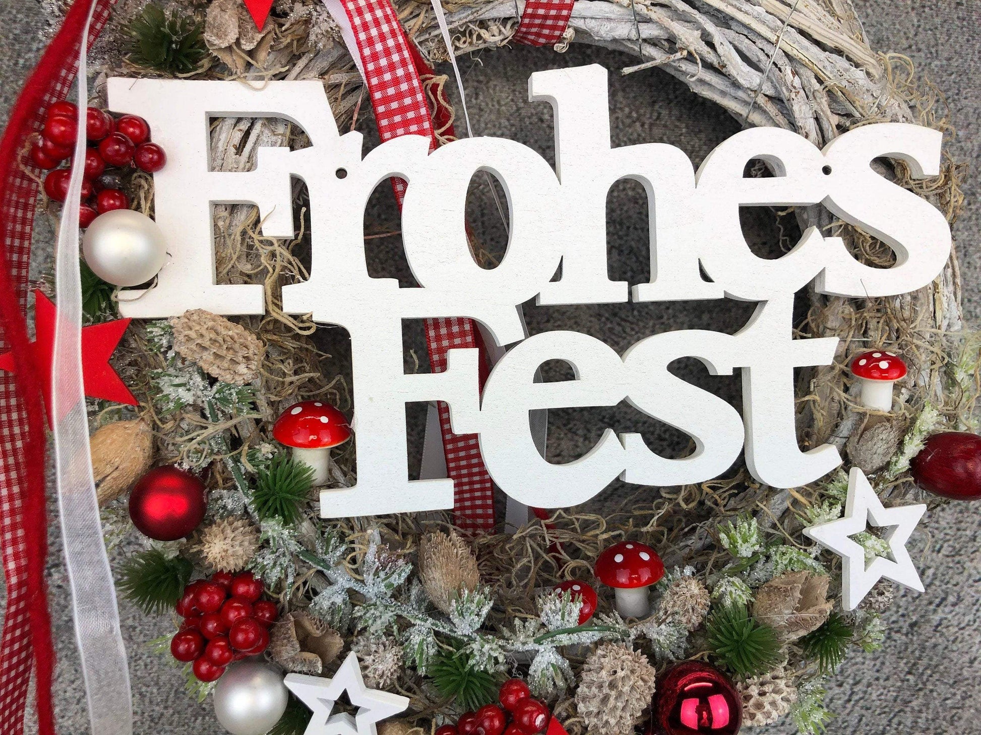 Türkranz Frohes Fest Türschmuck Weihnachten Weidenkranz Zapfen Kugeln Stern Apfel Knöpfe Tanne Band Modern – handgemacht aus Seiden- und Kunstblumen, langlebig & pflegeleicht von SarahsFlowerStudio