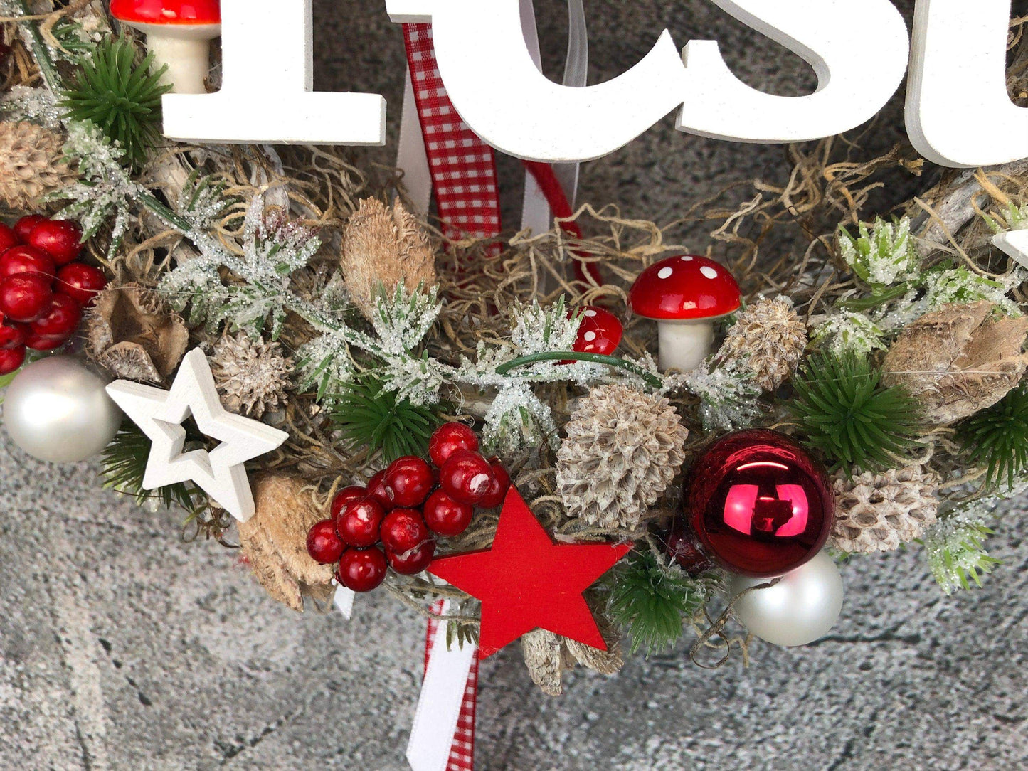 Türkranz Frohes Fest Türschmuck Weihnachten Weidenkranz Zapfen Kugeln Stern Apfel Knöpfe Tanne Band Modern – handgemacht aus Seiden- und Kunstblumen, langlebig & pflegeleicht von SarahsFlowerStudio